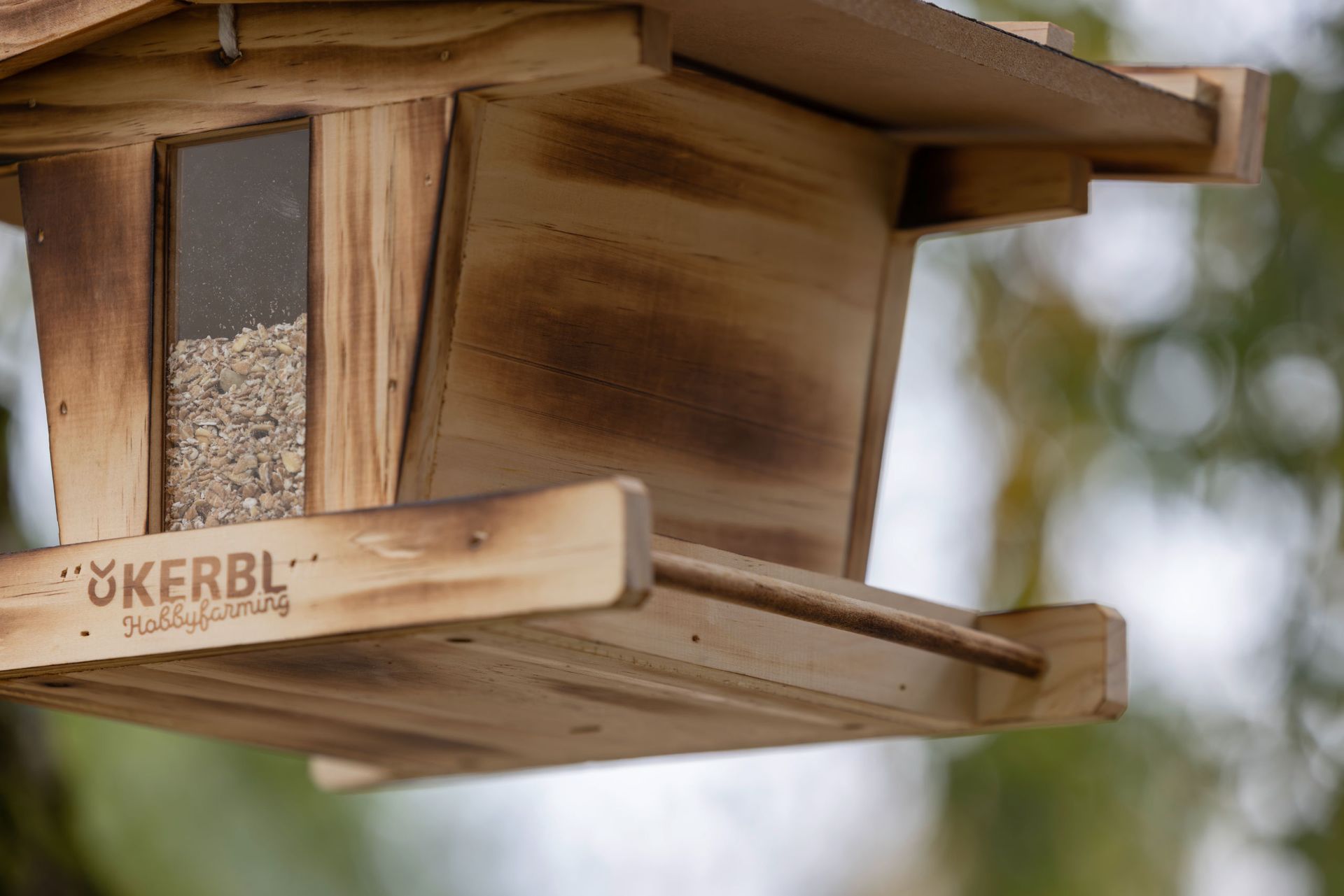 Kerbl Mangeoire à oiseaux Kleiner Arber, bois, 2,3 L, détail, logo