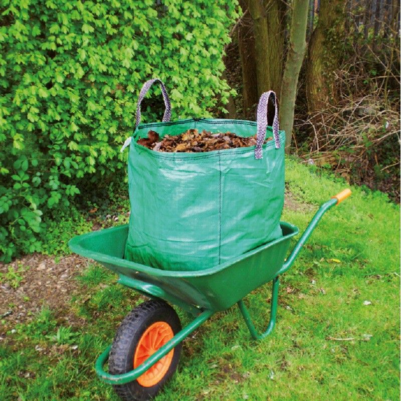 Roabă verde cu sac de grădină plin, în aer liber
