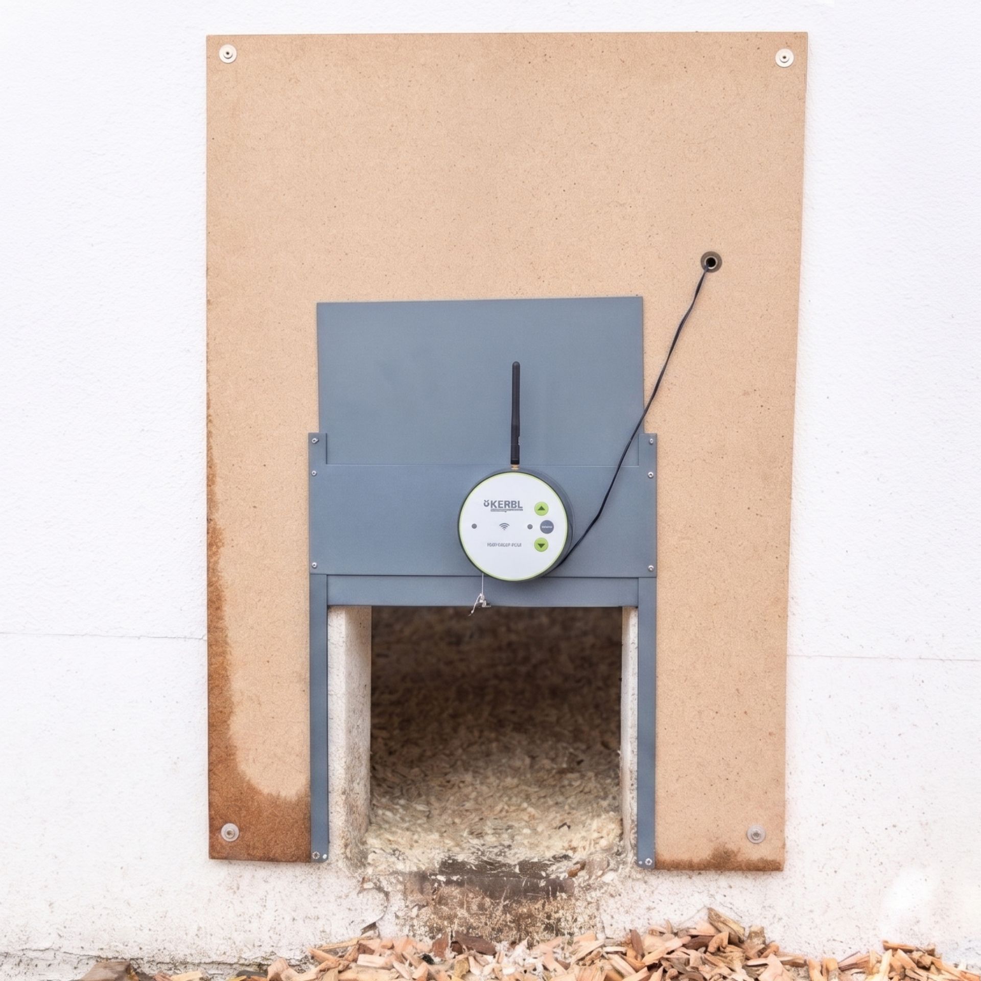 Holzplatte, Belüftungsschacht, graues Metallpanel, runder Controller, Kabel und Antenne