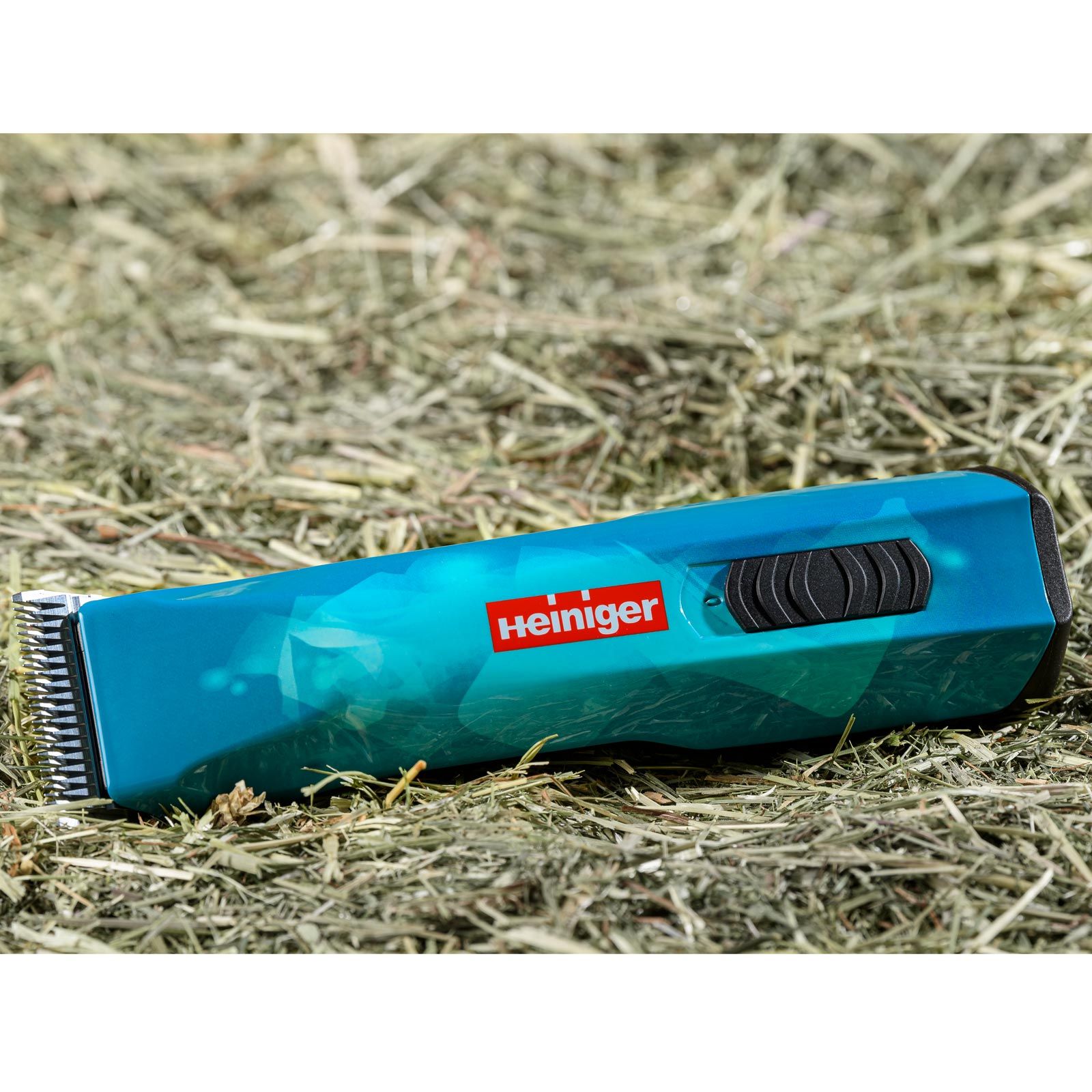 Heiniger Opal Cordless Clipper with 2 Batteries, Dog & Horse, in use