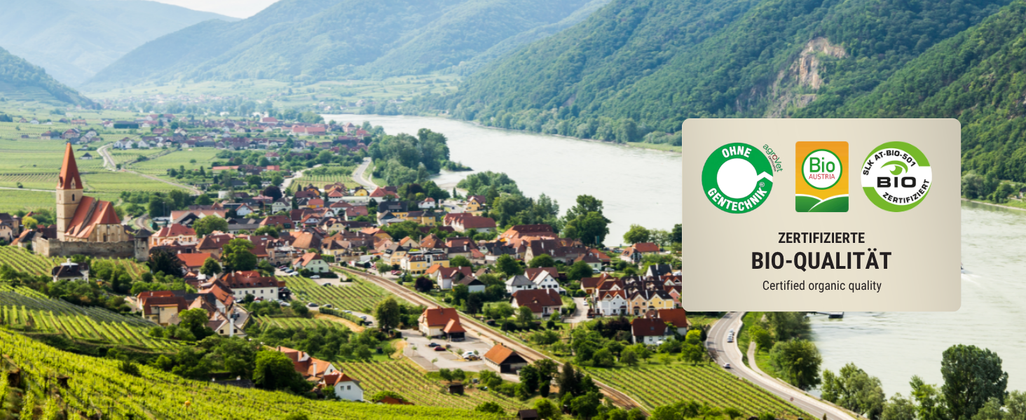 Flusstal mit Weinbergen und Dorf, Siegel zertifizierte Bio Qualität ohne Gentechnik