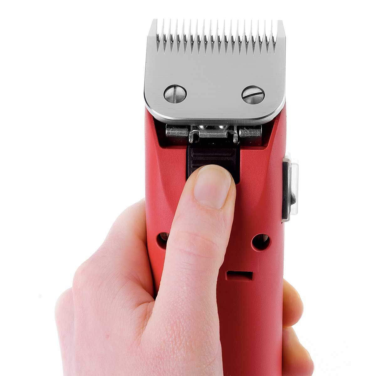 Aesculap FAV5 Schermaschine 230 V mit Aufsteckkamm-Set, Detailansicht, in der Hand