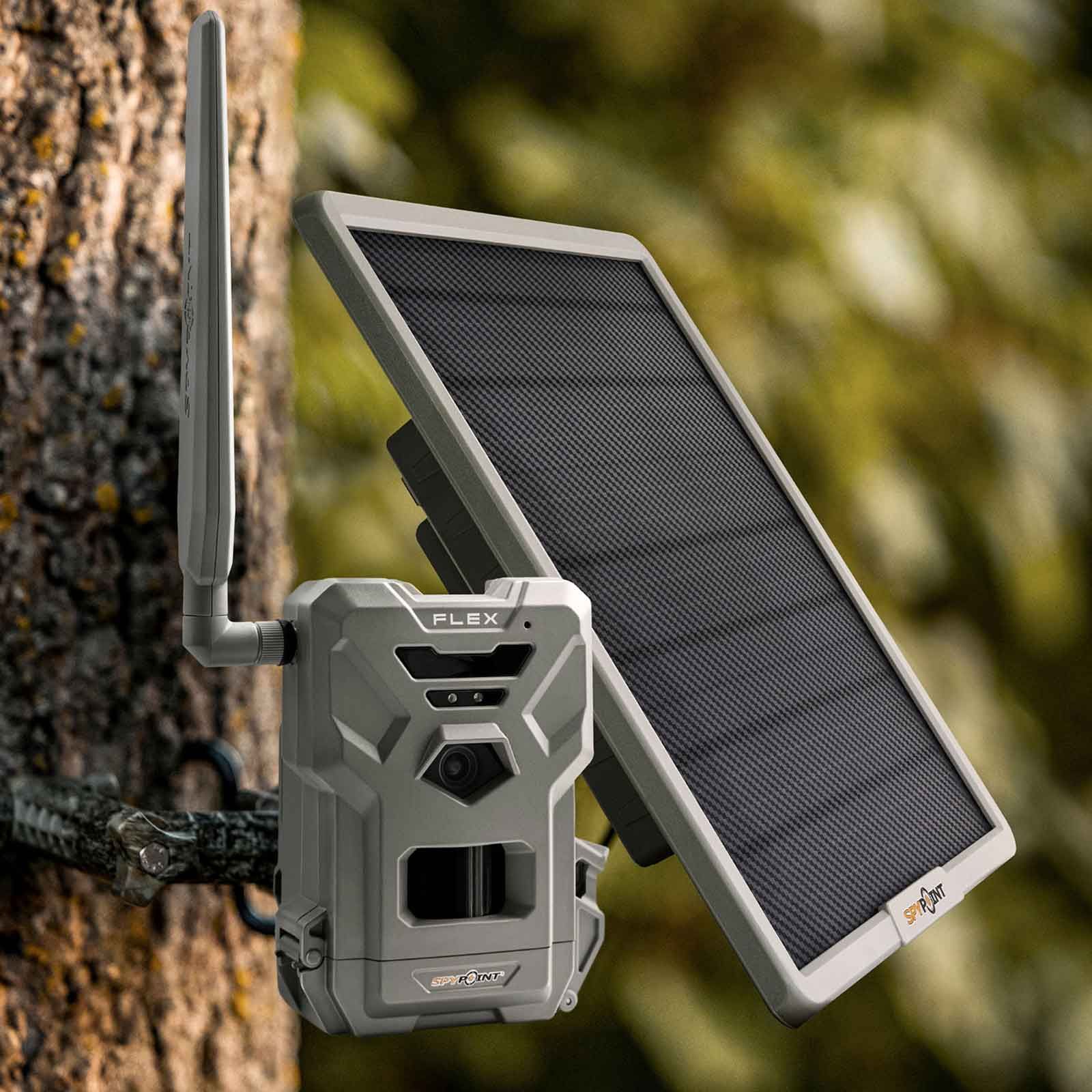SPYPOINT Solpanel SPLB-22 med 15 000 mAh litiumbatteri, i användning, solpanel