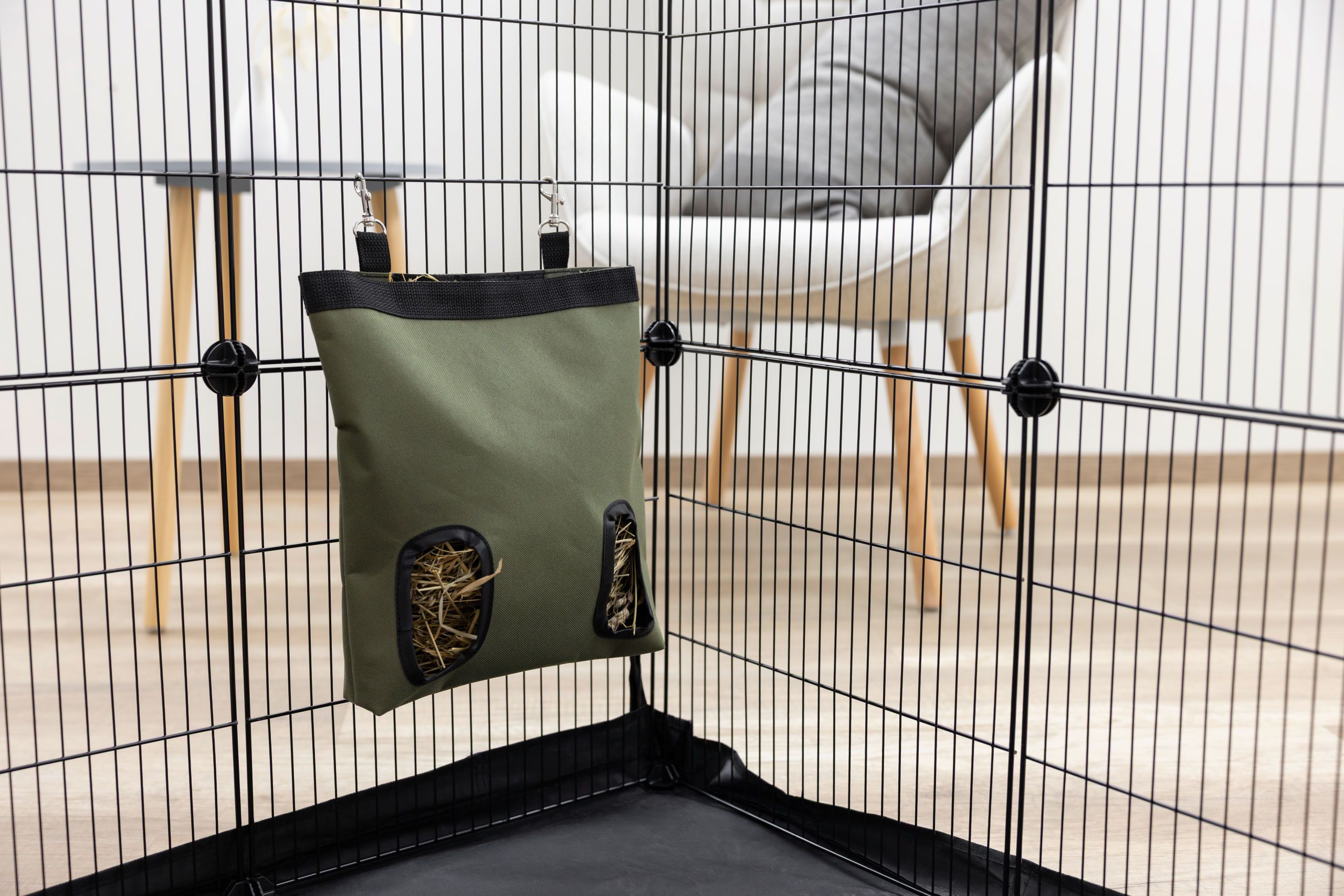 Kerbl Heutasche für Kaninchen und Kleintiere, olive, im Einsatz