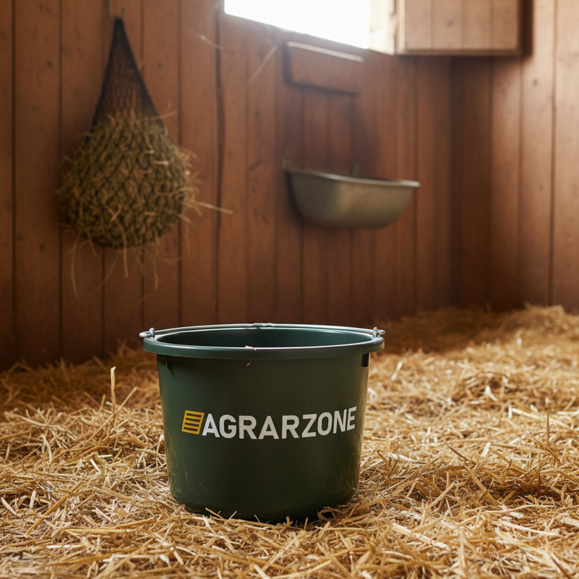 Agrarzone Galeata universală construcții și grajduri 12 L, verde, în utilizare, în grajd