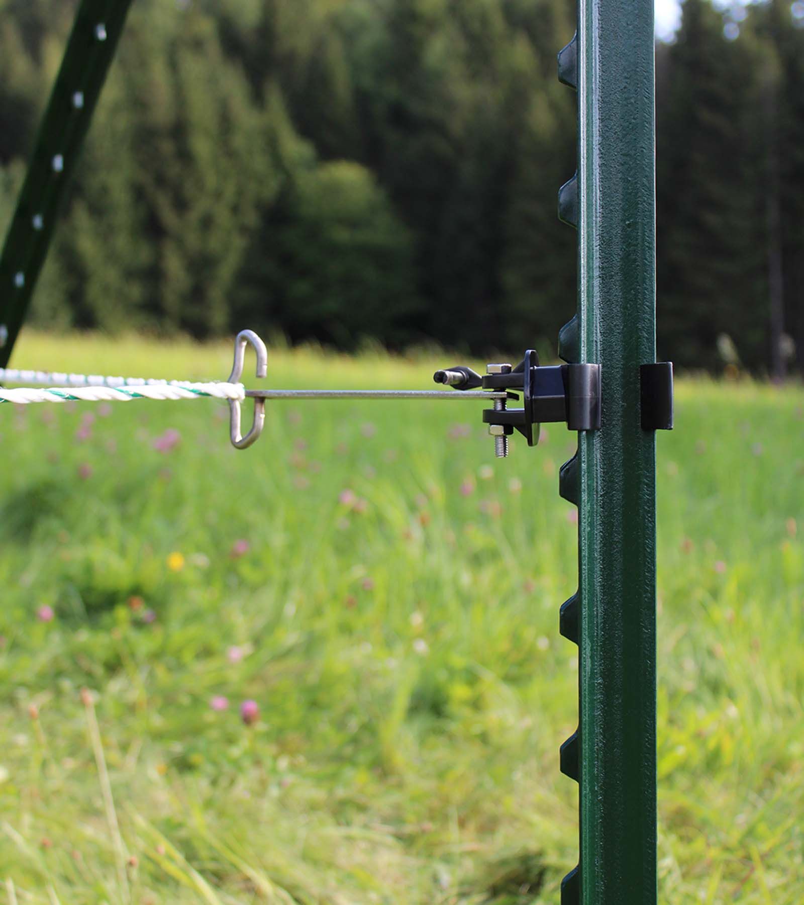 AKO T-Post Corner Insulator for Tape, Rope & Polywire, Set of 4, in use, in the paddock