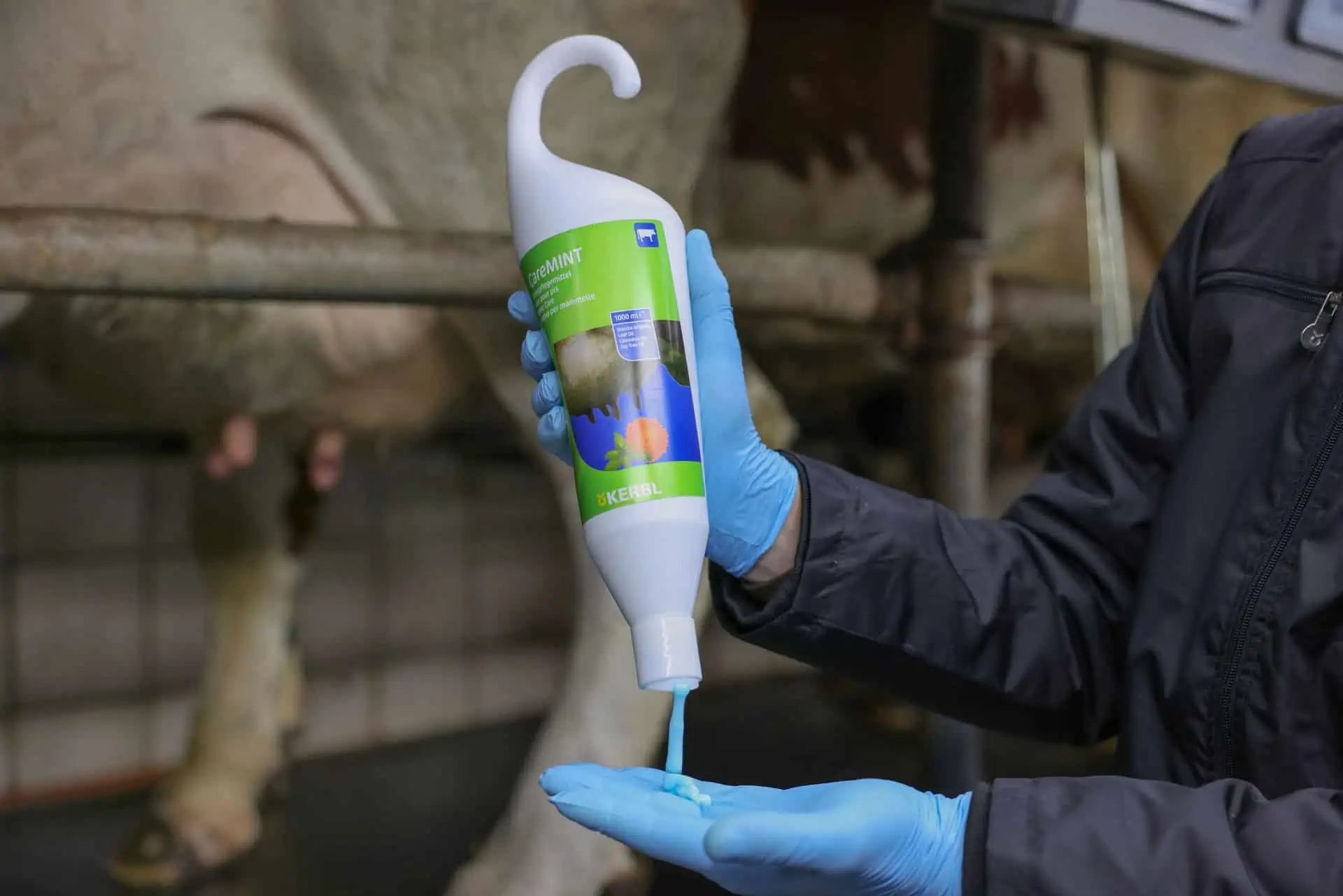Kerbl CareMINT Produs de Îngrijire Uger Flacon Suspendat 1 L, în utilizare, în grajd