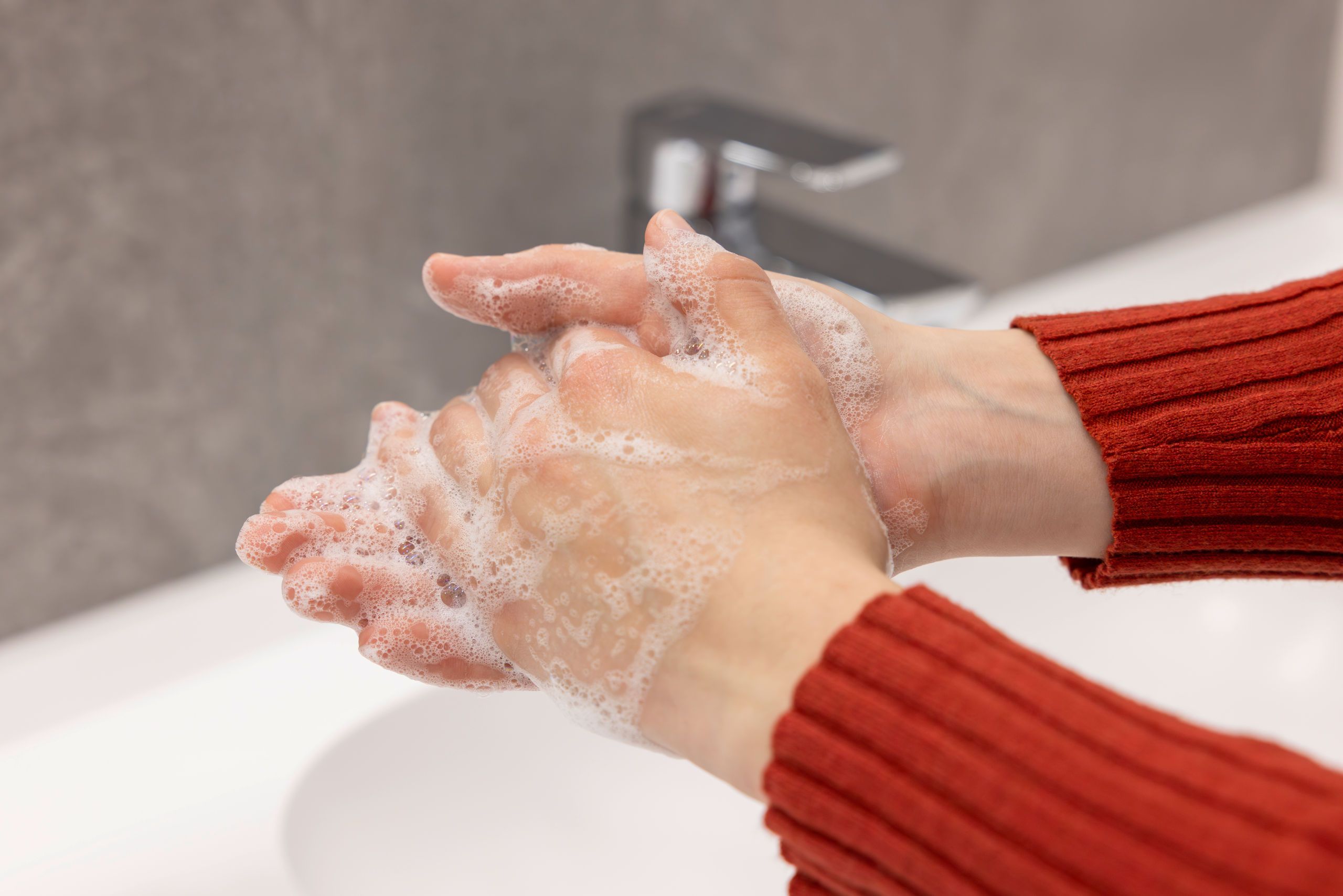 Kerbl AgriClean Handreiniger Soft für Werkstatt und Haushalt, im Einsatz, in der Hand