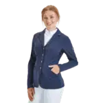 Frau in dunkelblauer Reitturnierjacke mit weißer Rüschenbluse und weißer Hose