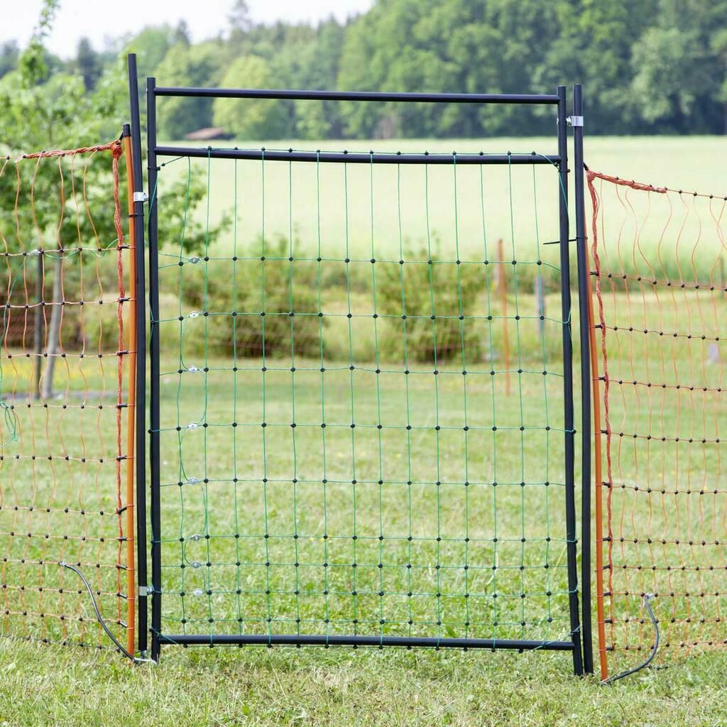 Hundezaun Komplett Set 12V Solar, Netz 50 m x 106 cm und Tür, im Einsatz, auf der Weide