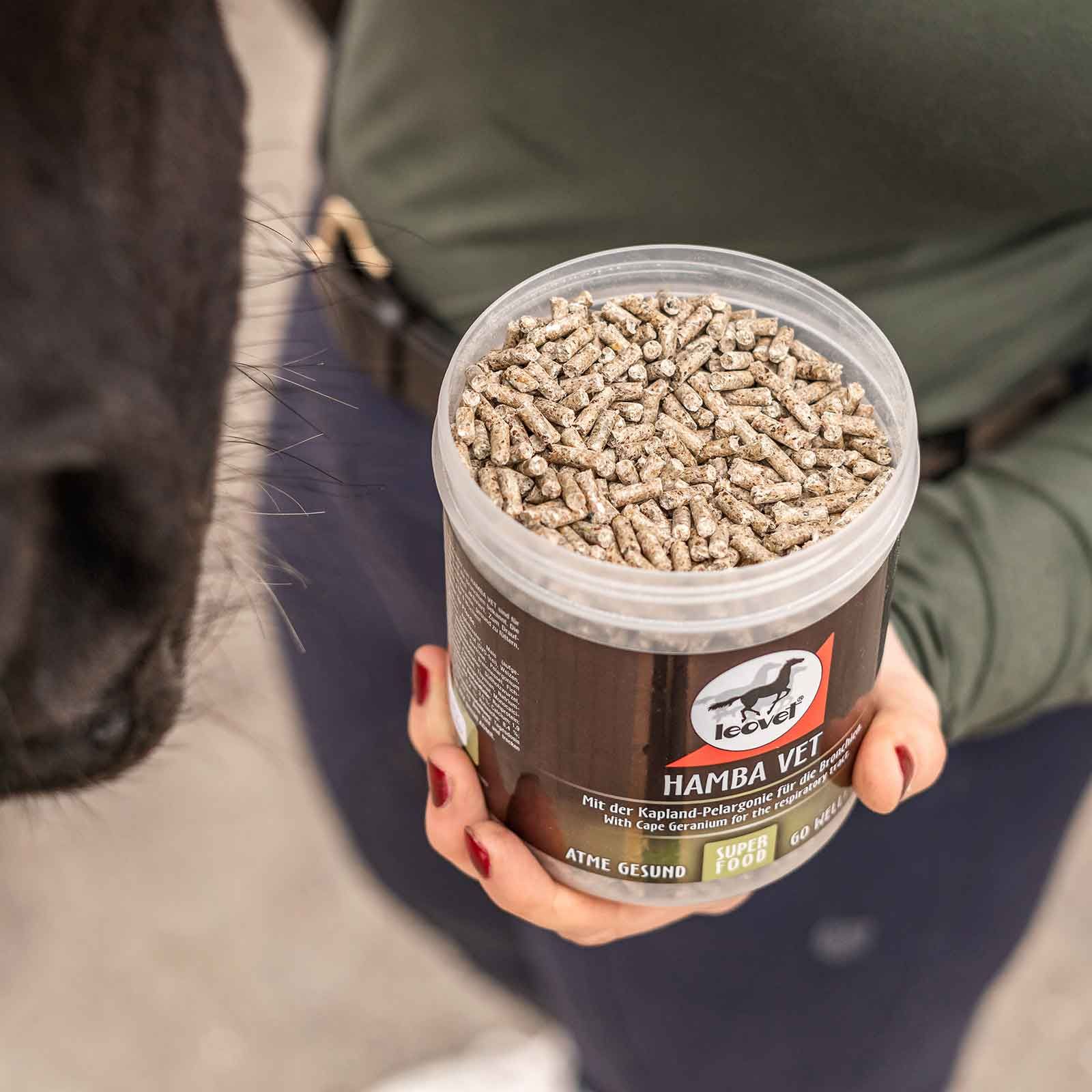 leovet Hamba-Vet Kiegészítő takarmány lovaknak, 700 g, használat közben, kézben