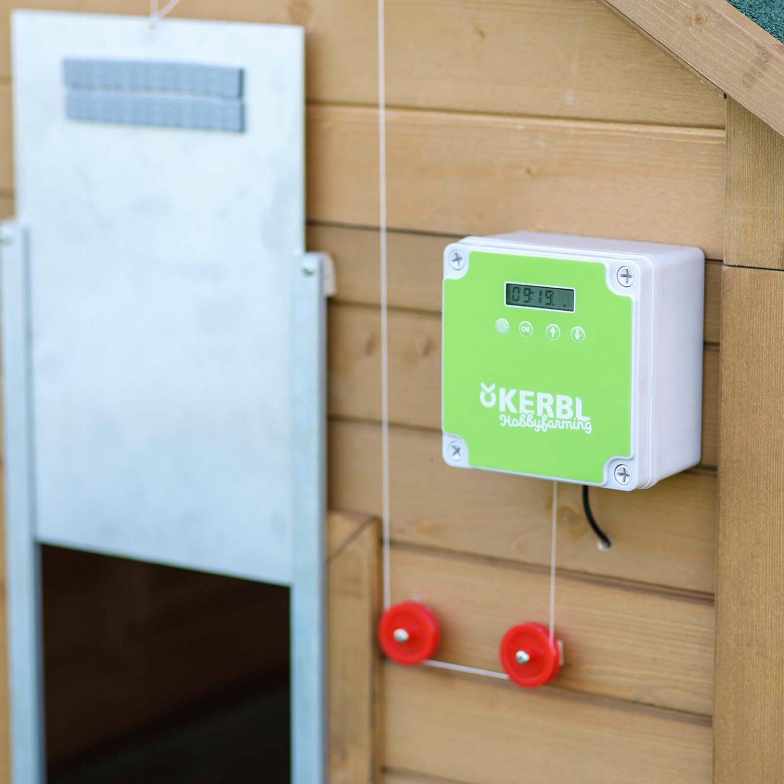Kerbl Porta automatica per pollaio fotovoltaica, in uso, pannello solare