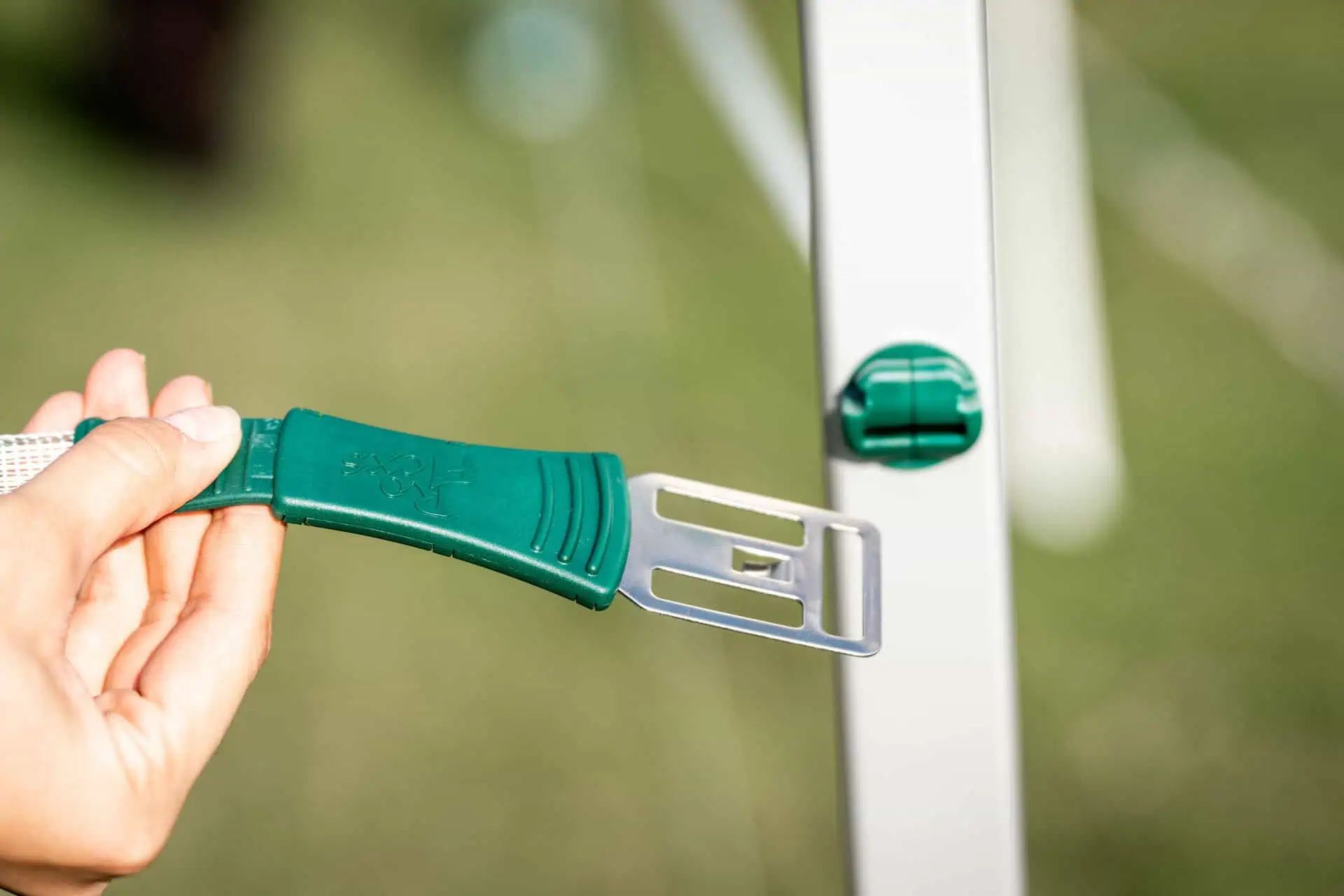 RoFlexs Zaunsystem Premium 145 Set, mobiler Weidezaun für Pferde, im Einsatz, in der Hand
