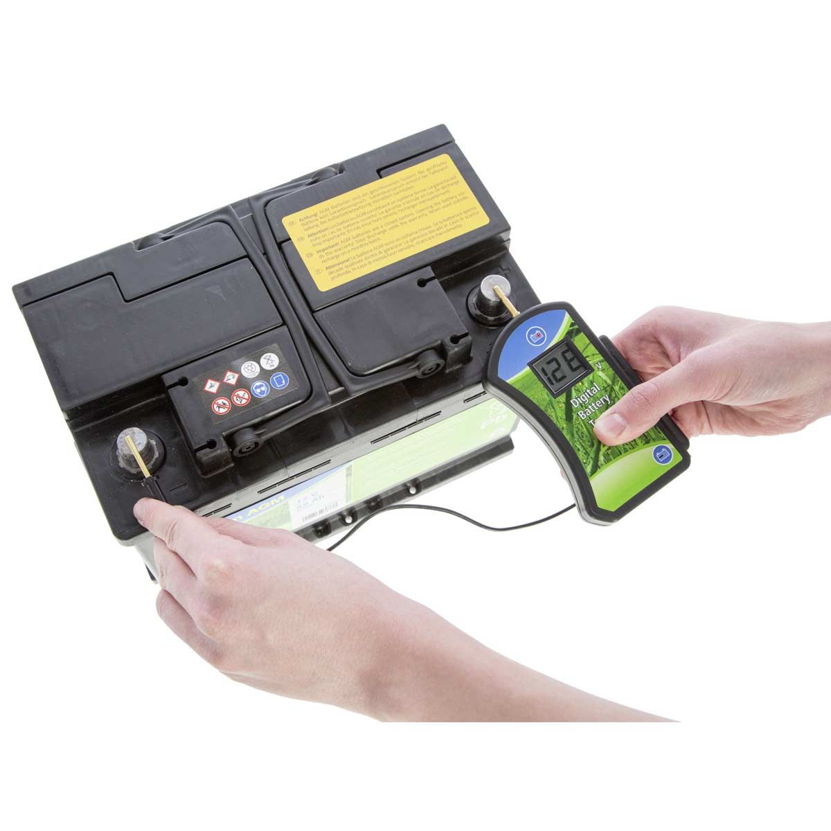 Kerbl Batterietester digital 6-20 V für Weidezaungeräte, im Einsatz, in der Hand