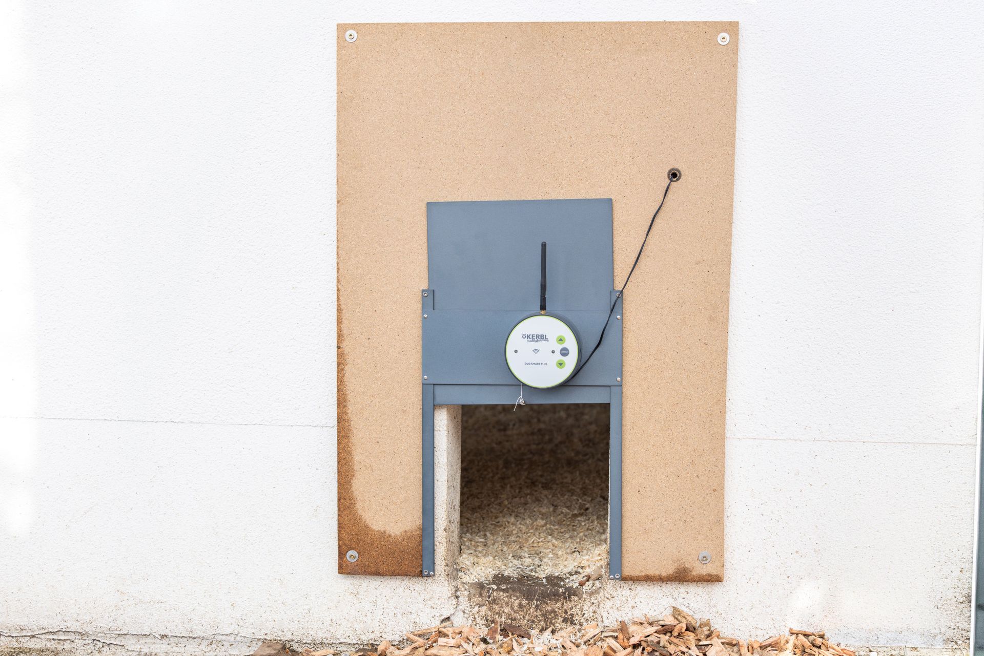 Kerbl Automatic Chicken Door Duo Smart Plus with WiFi Control, in use, in the stable