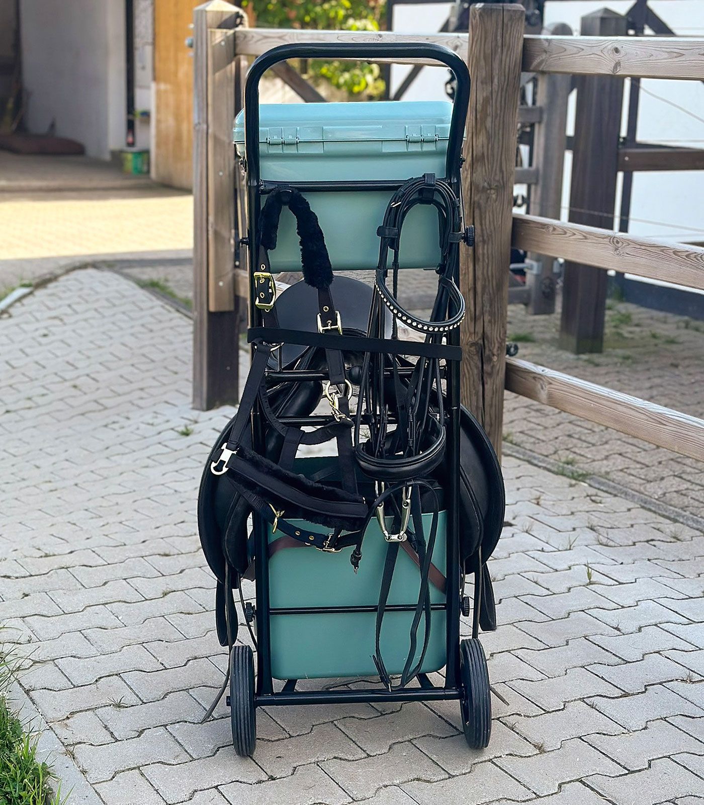 Waldhausen Stall-Carry, schwarz – mobiler Sattelhalter mit Ablage