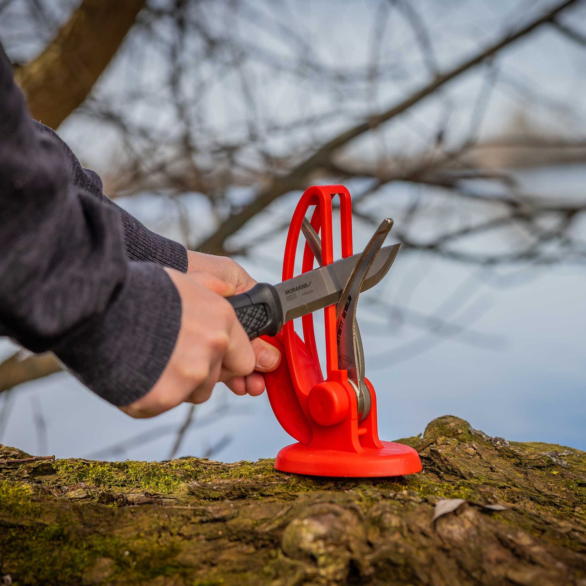 Aiguiseur couteau en V-sharp, en utilisation, dans la main