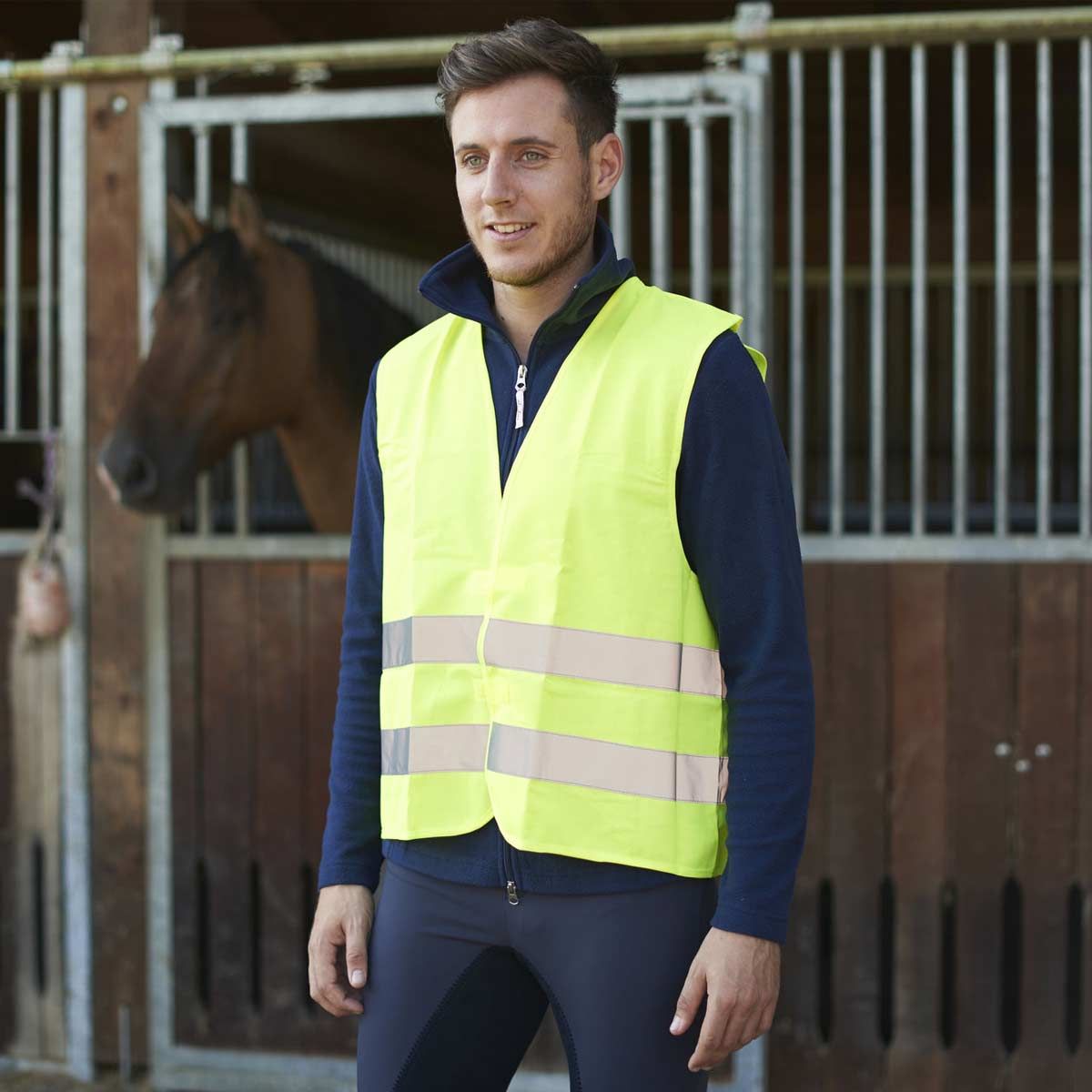 Gilet de sécurité jaune Kerbl, fortement réfléchissant à 2 bandes, en utilisation, à l'écurie