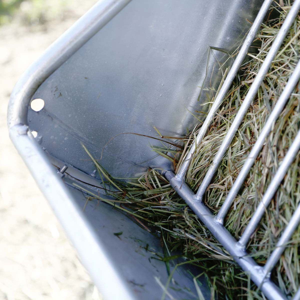 Kerbl Heuraufe mit Futterspargitter für Pferde, Metall, Detailansicht