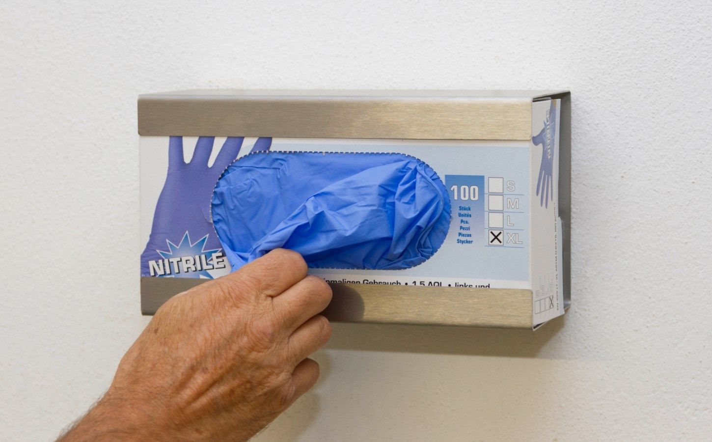 Kerbl Handskdispenser i rostfritt stål, vägghållare för handskar, i användning