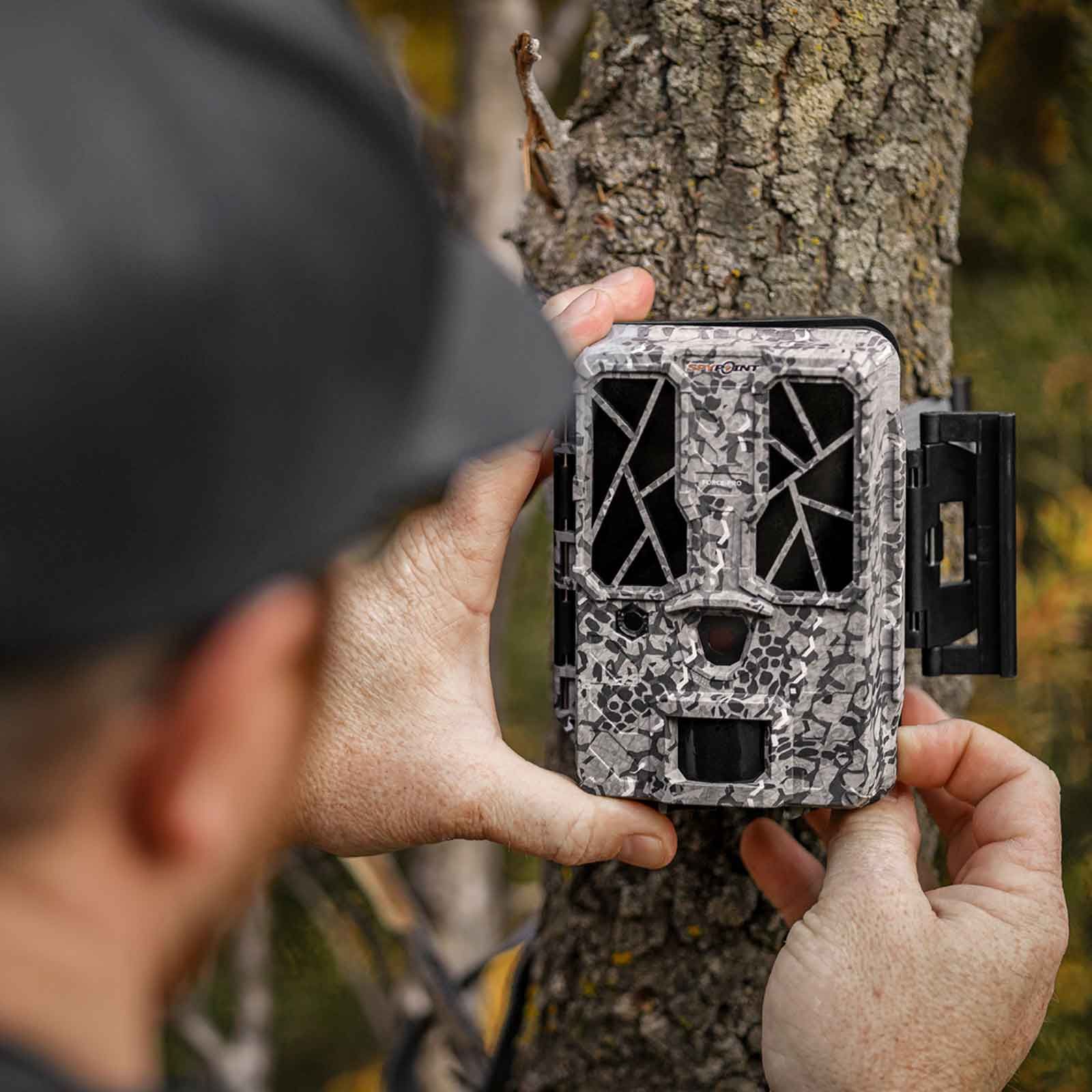 Spypoint Wildkamera FORCE-PRO, 30 MP, 4K-Video mit Ton, im Einsatz, in der Hand