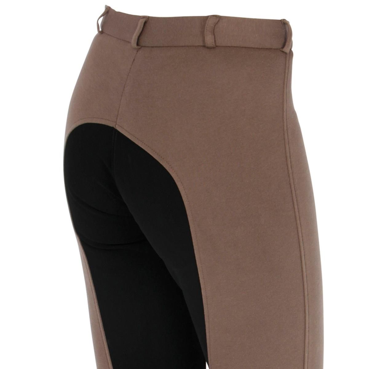 Nahaufnahme einer Reithose in Beige mit schwarzem Besatz am Gesaess und Gueterschlaufen