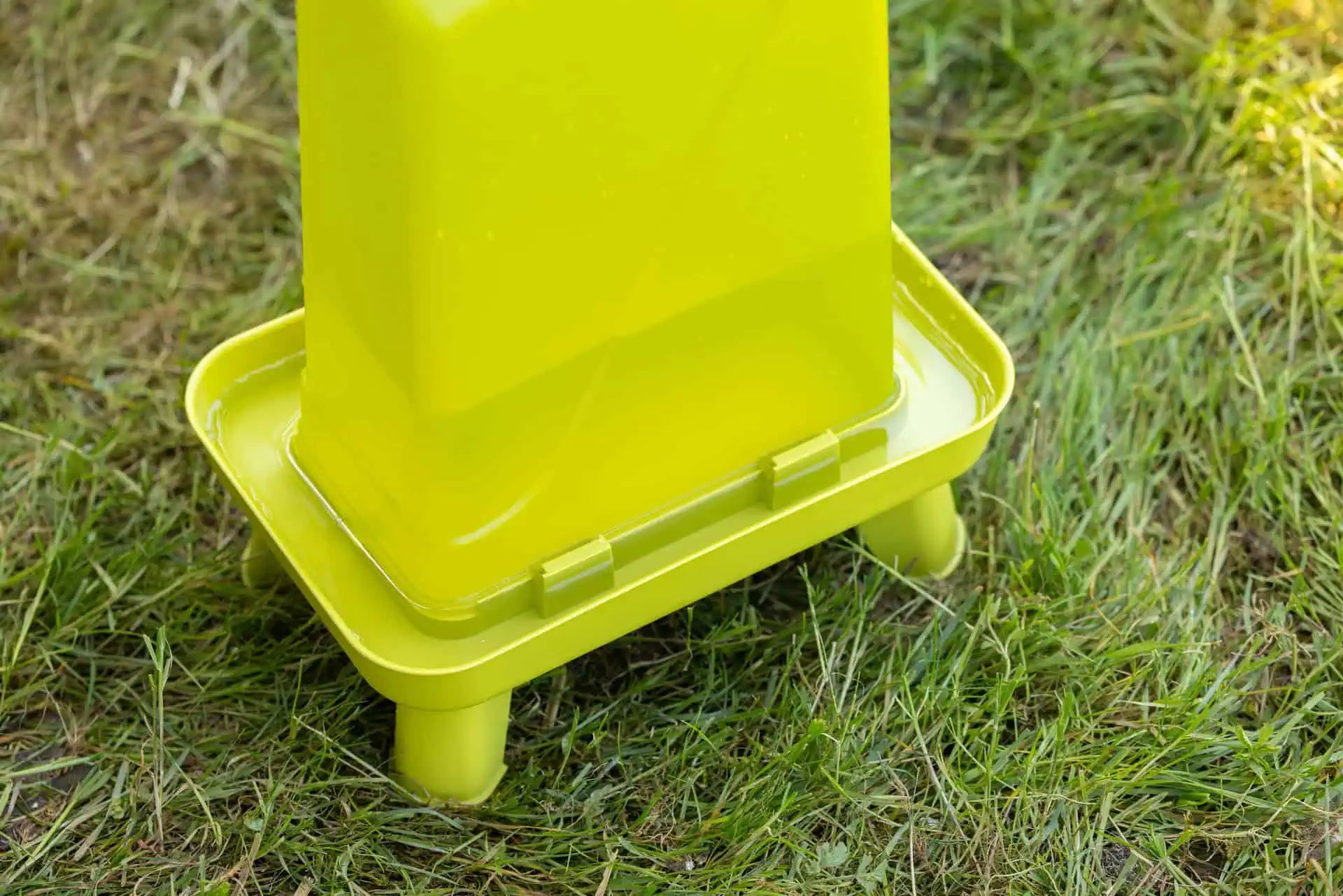 Kerbl Geflügeltränke mit Standfüßen, wetterfest, Kunststoff mit Messskala, 5,5 L