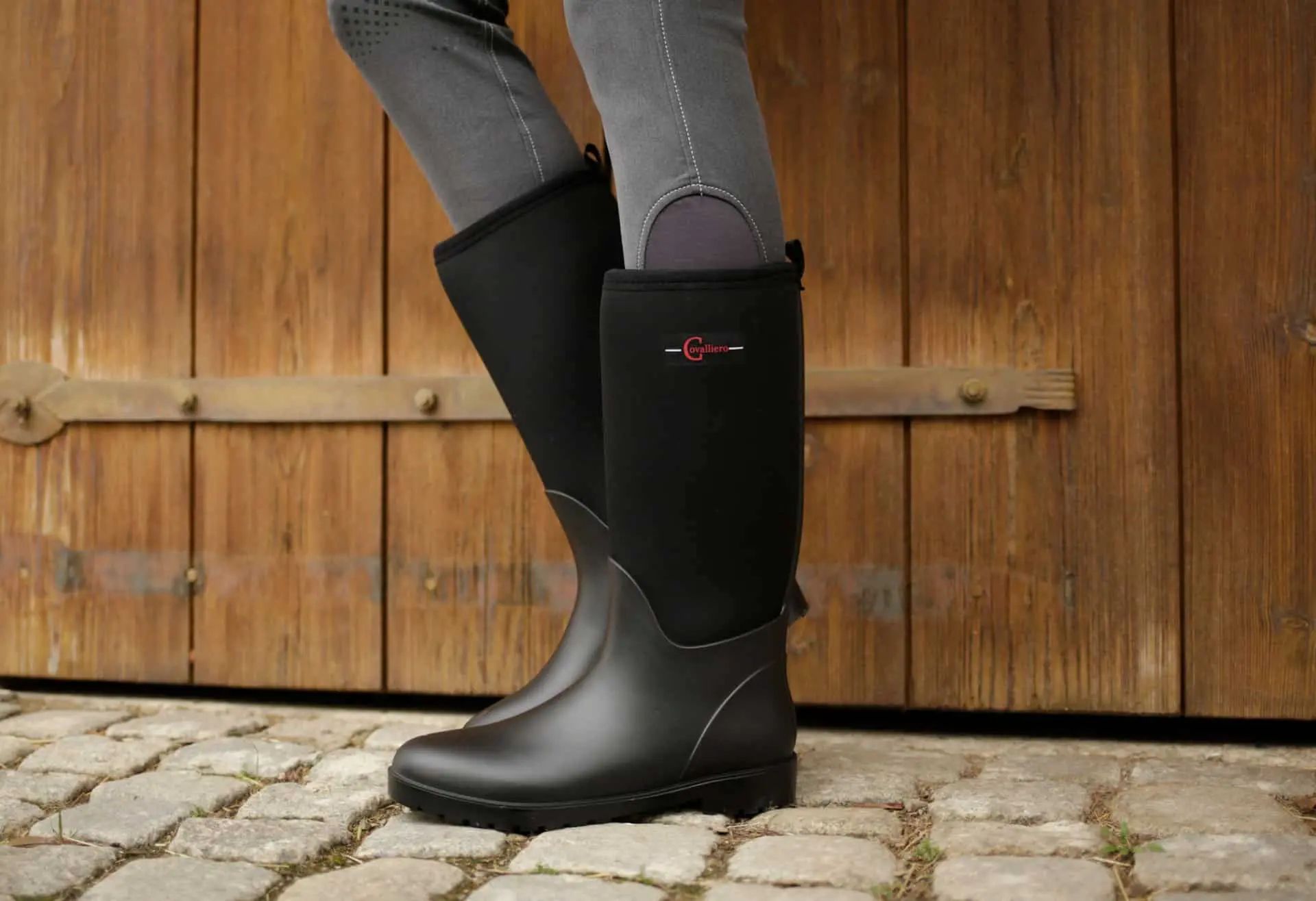 Covalliero Stallstiefel NeoLite schwarz, wasserdicht & warm, im Einsatz, Bein