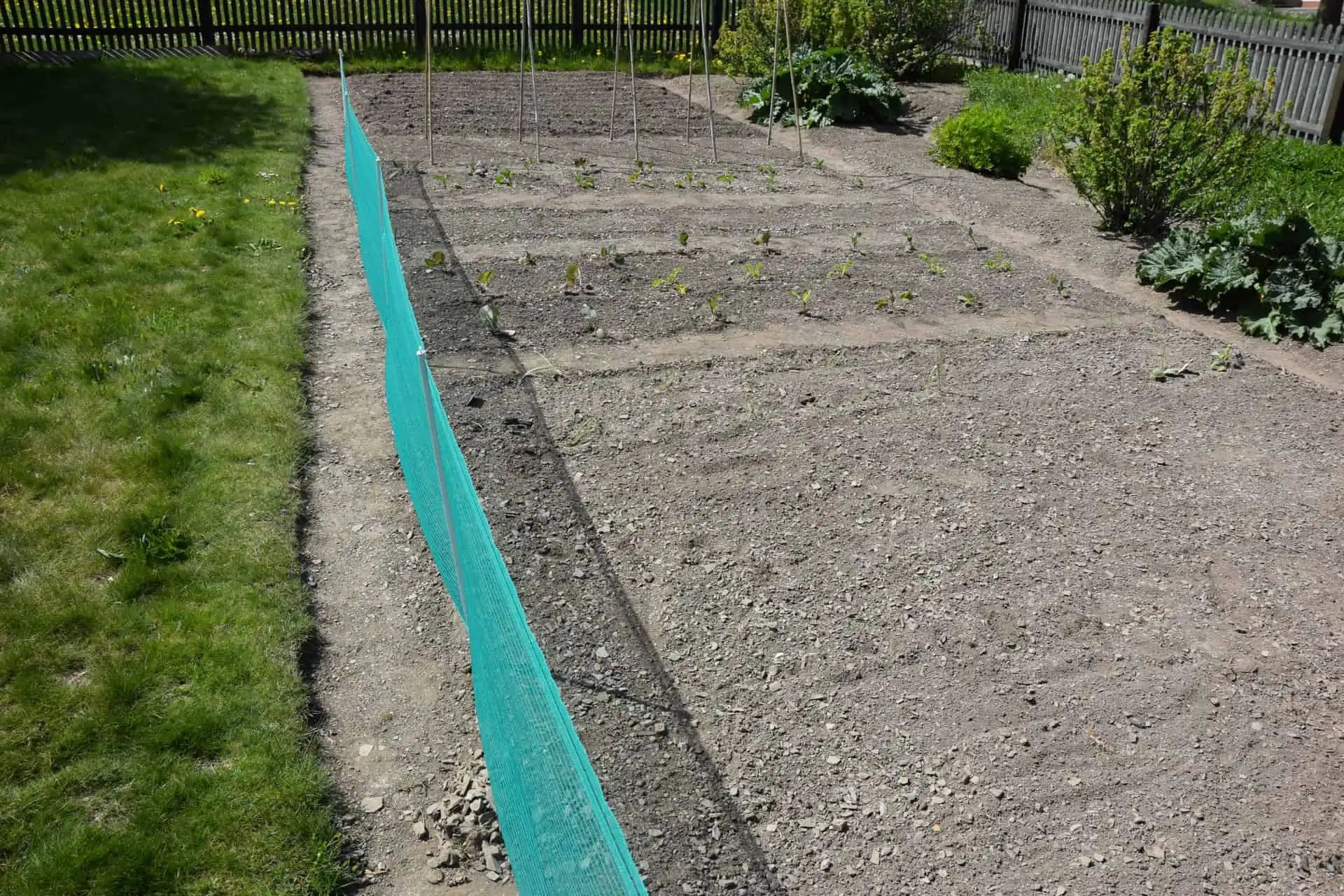 Kerbl Filet universel vert 80 cm x 20 m, avec piquets renforcés fibre de verre, en utilisation