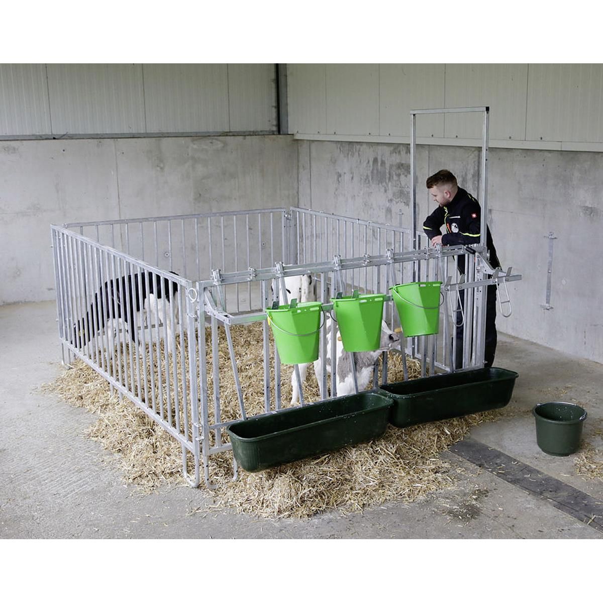 Panneau grillagé modulaire Kerbl pour parc à veaux, en utilisation, à l'écurie