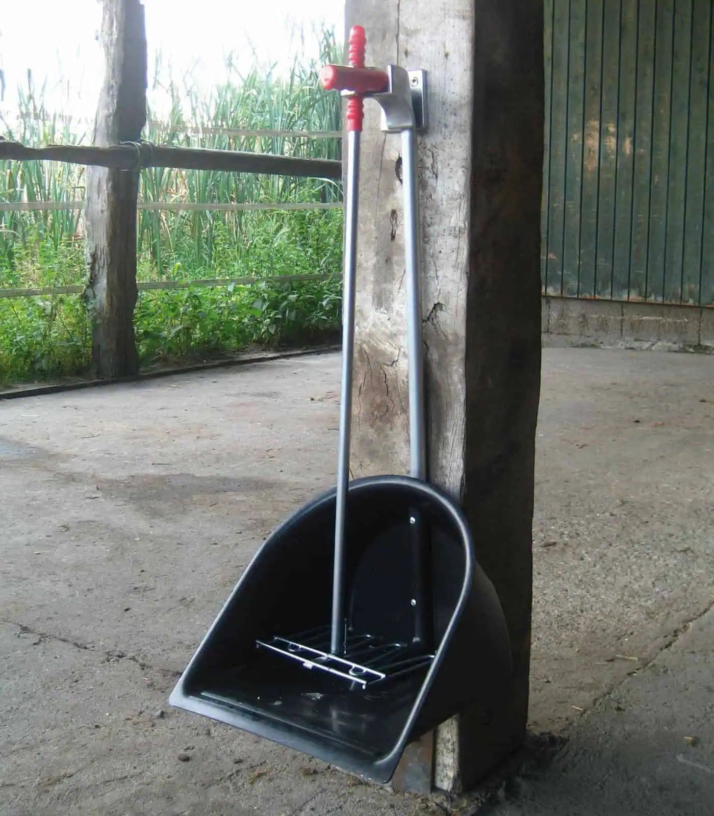 Waldhausen Bollensammler-Halter Metall, Aluminium für Bollensammler 157700, im Einsatz, im Stall