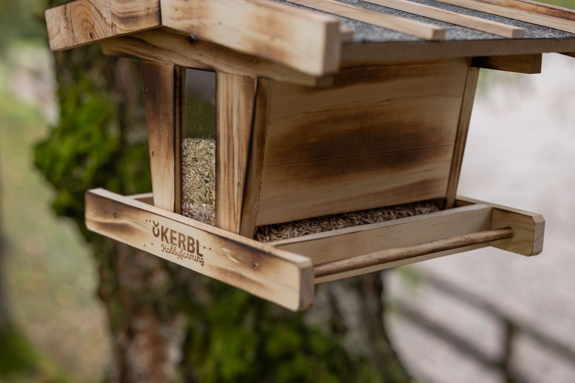 Kerbl Fågelbord Kleiner Arber, trä med akrylglas, 2,3 L, med sittpinne, detaljbild, logotyp