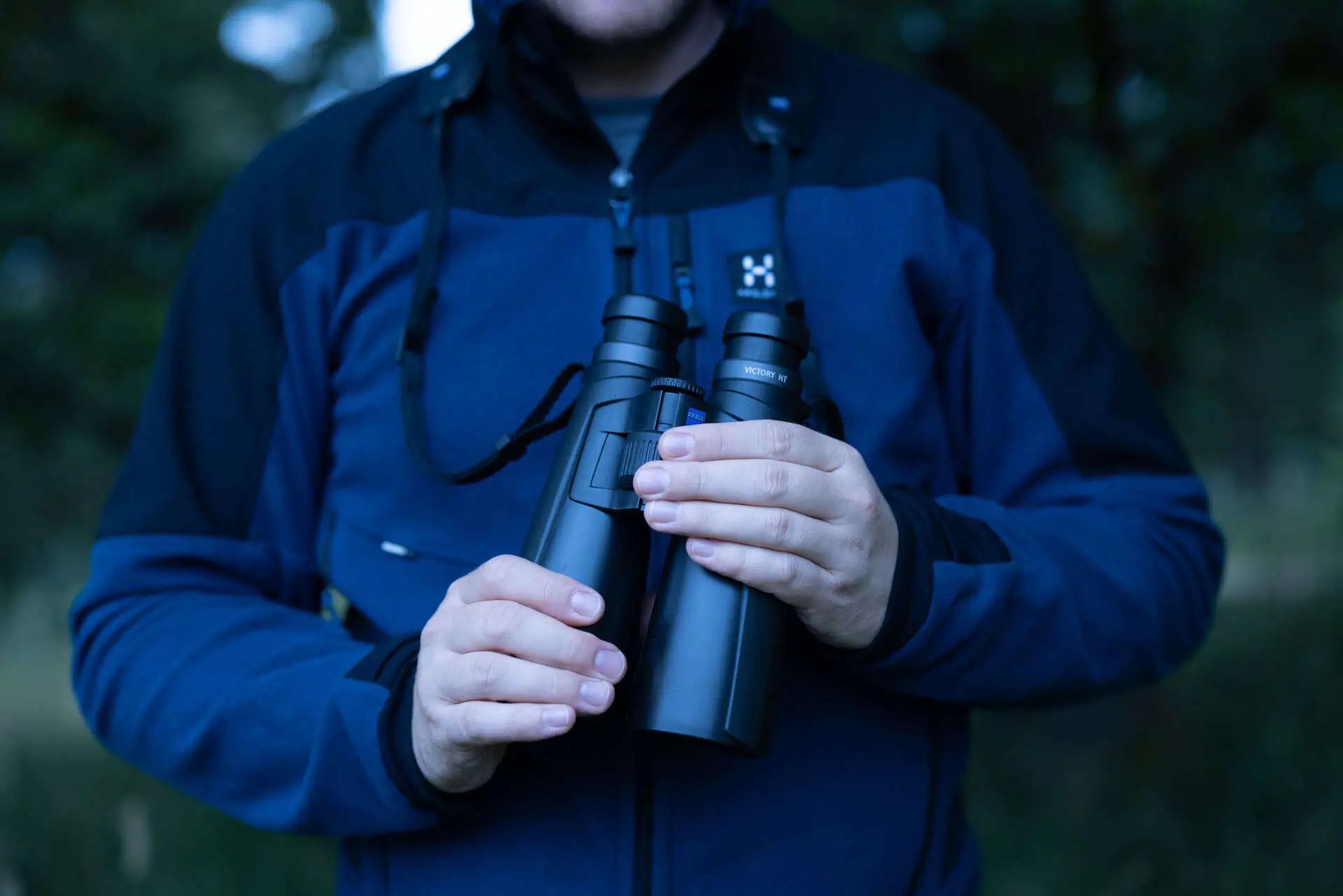 ZEISS Binoclu Victory HT, Binoclu de vânătoare 95% transmisie, în utilizare, în mână