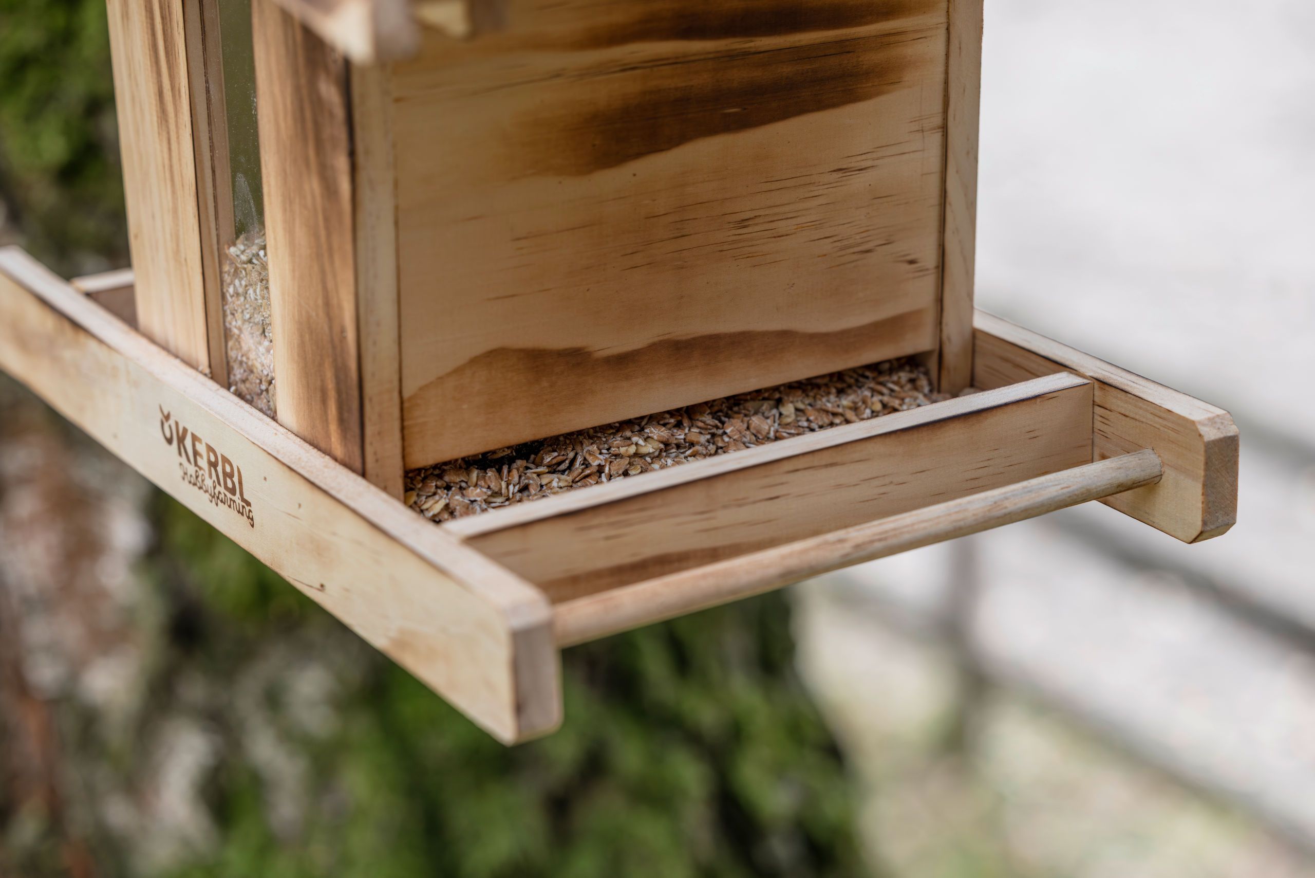 Holz, Vogelhaus/Futterspender, Futterablage, Getreide, im Freien