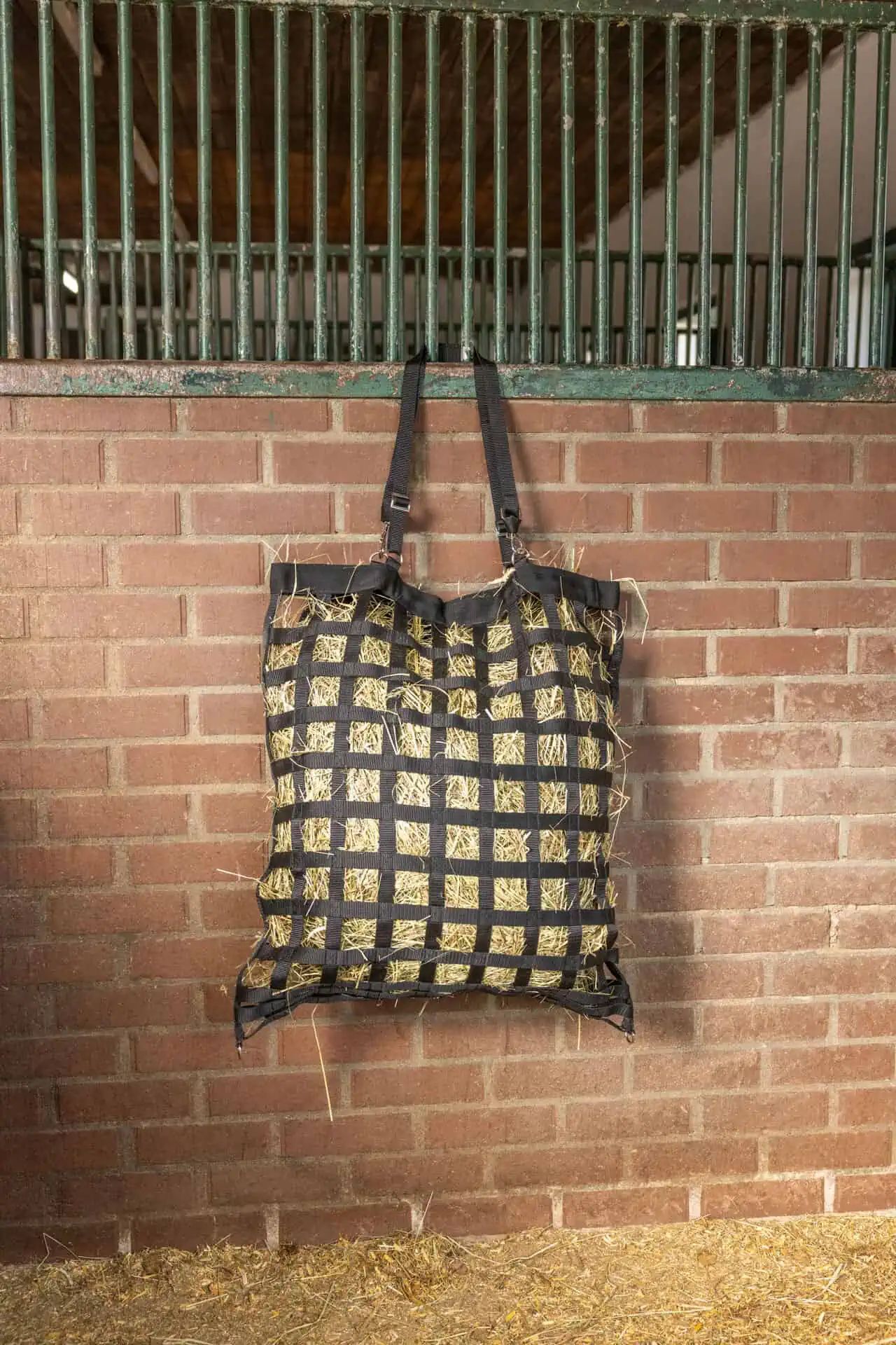 Covalliero Höväska för hästar 68 x 55 x 18 cm, rivstark, box & transport, i användning, i stallet
