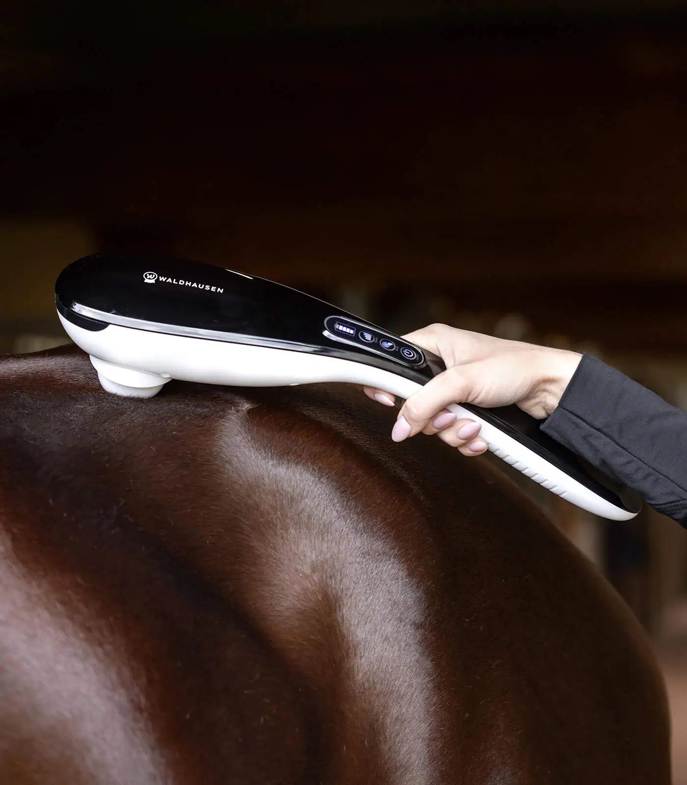 Appareil de massage Waldhausen Health + Care GO-Anywhere, sur batterie, en utilisation