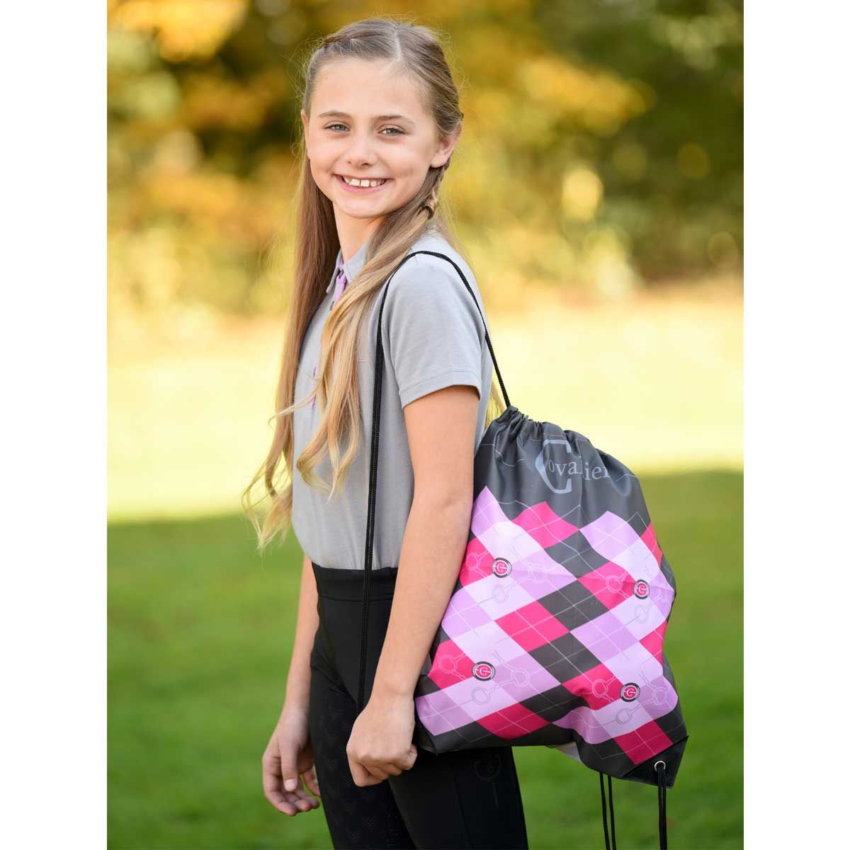 Sac de pansage pour chevaux Lilli pour les enfants avec contenu, en utilisation, poche
