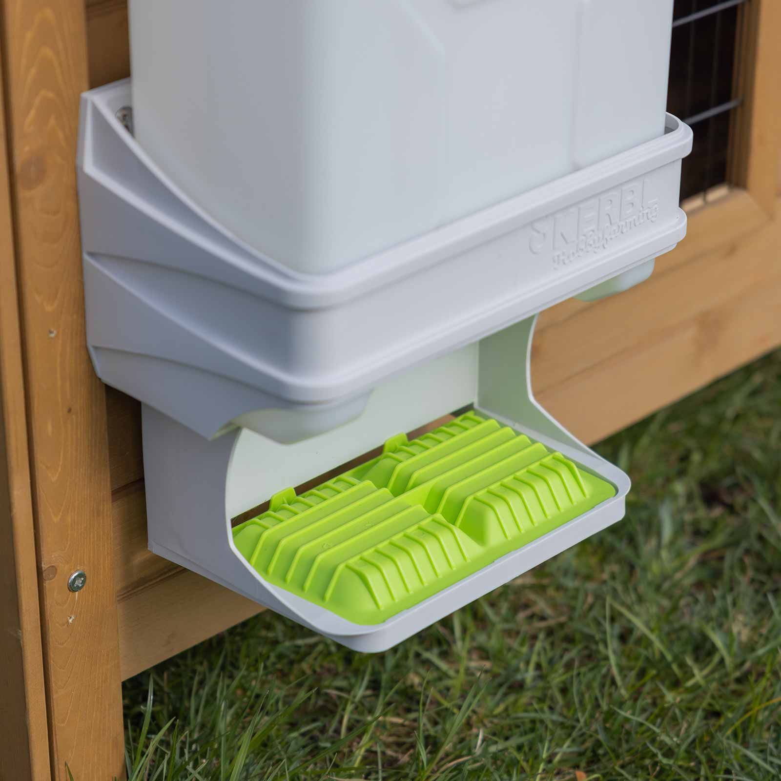Kerbl SmartCoop Geflügeltränke 10 Liter mit Trinknippeln, im Einsatz, im Stall