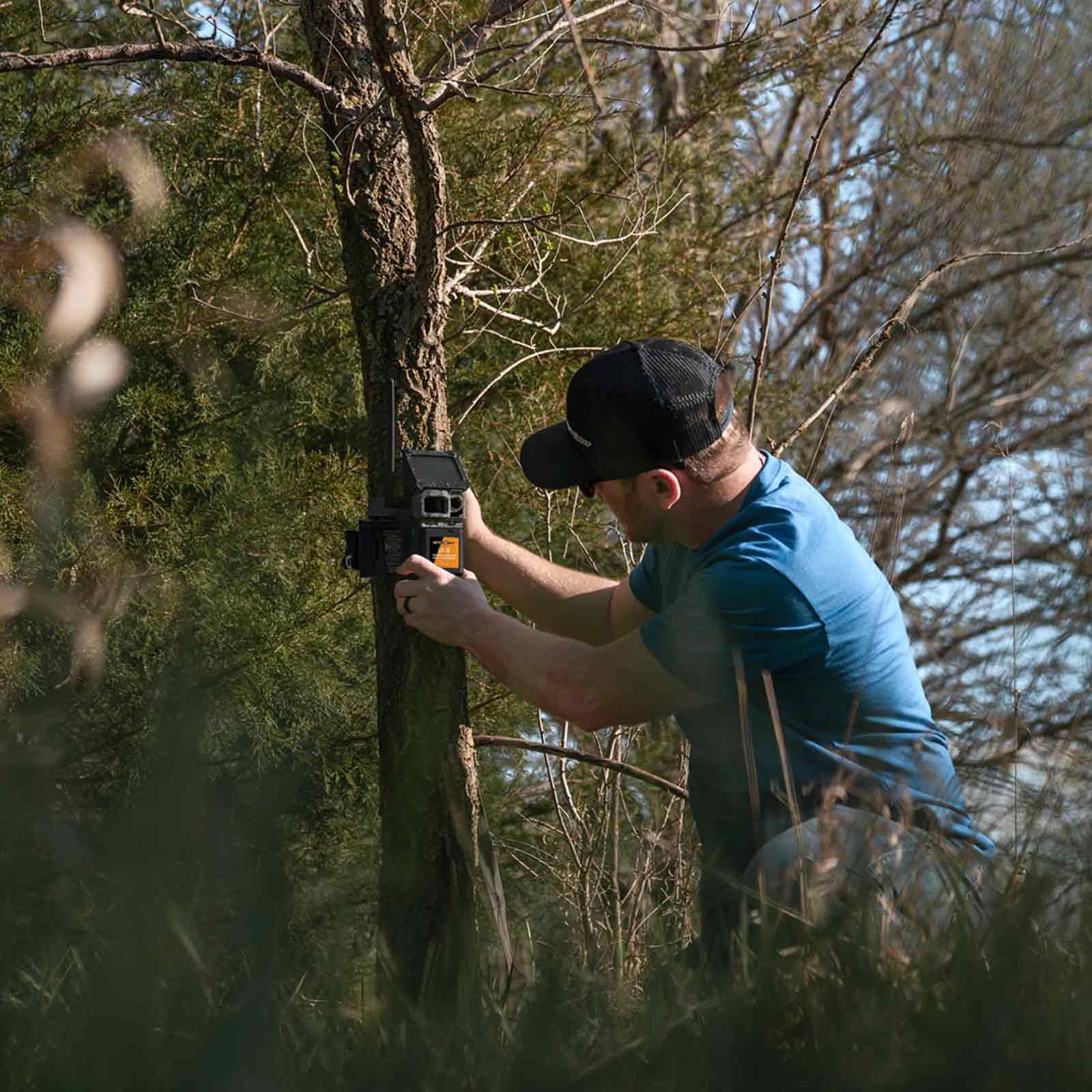 Spypoint LIT-10 Lithium-Akku für Wildkameras, wiederaufladbar, im Einsatz, Halterung