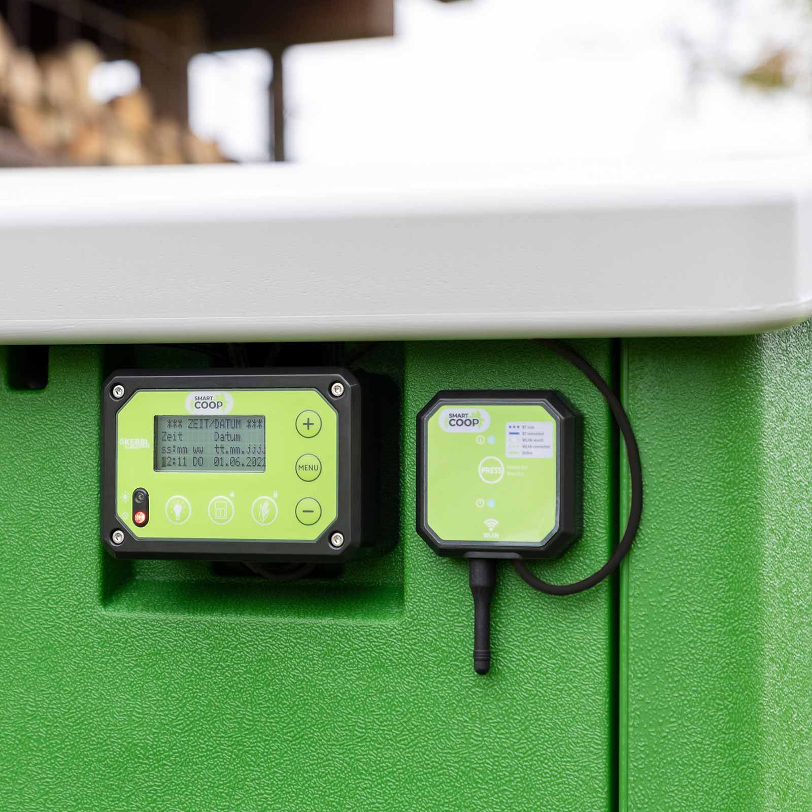 Kerbl SmartCoop Steuerung für automatischen Hühnerstall, im Einsatz