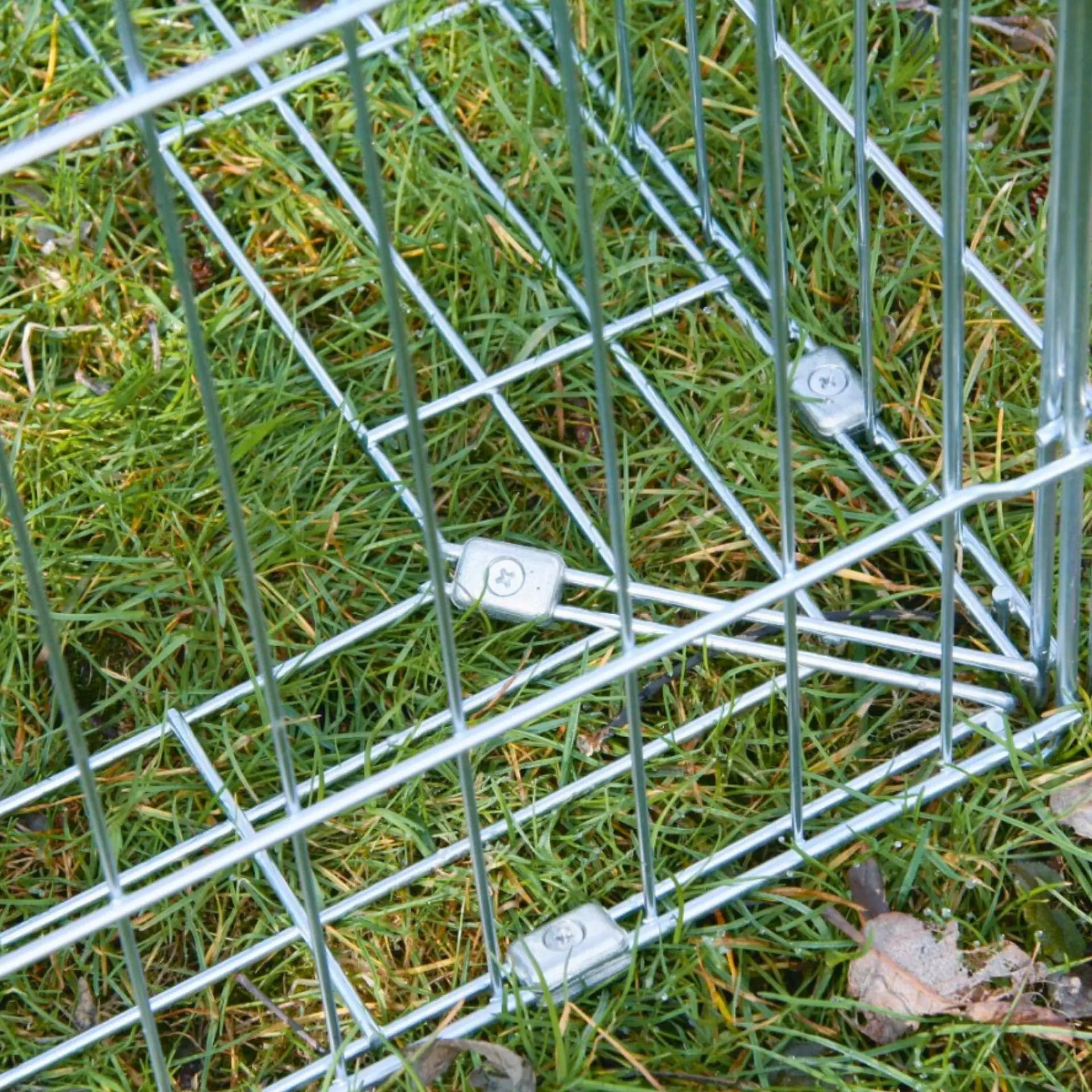Kerbl Outdoor Rodent Enclosure with Escape Lock 230x115x70 cm, detail view, closure