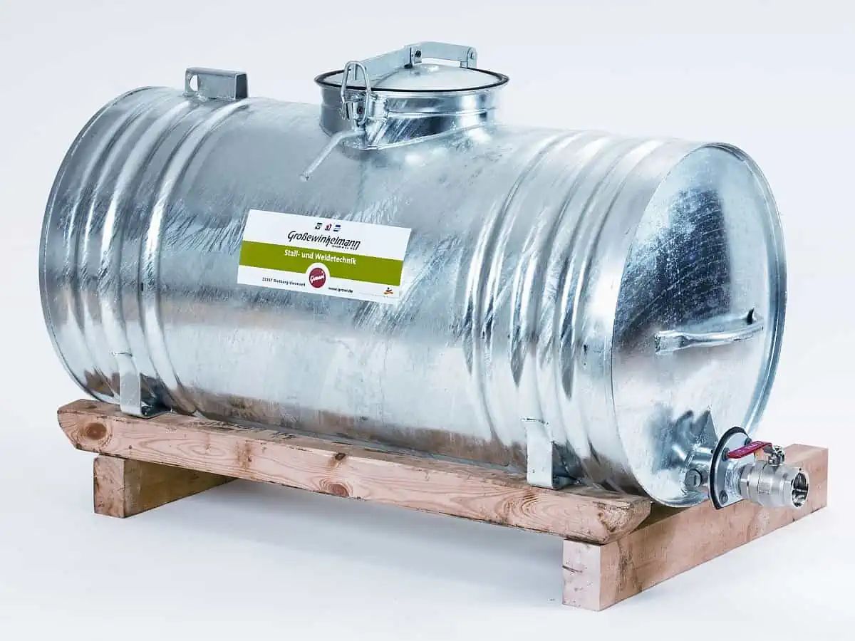 Verzinkter Wasserbehälter zylindrisch auf Holzgestell mit Ablasshahn