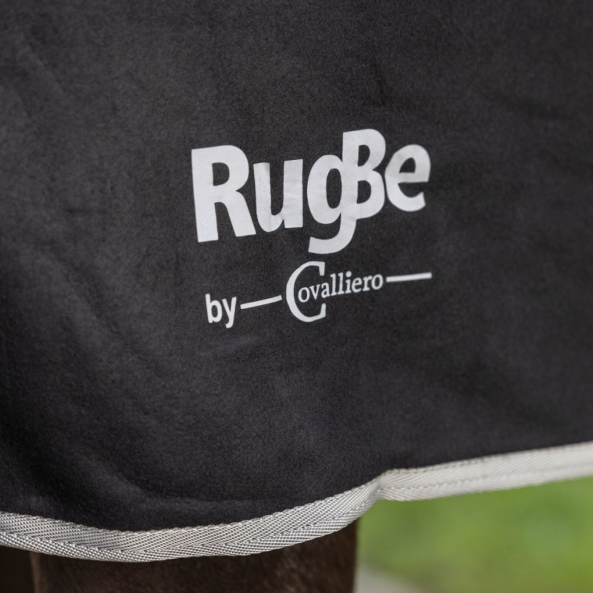 Covalliero Fleecefilt Svettfilt RugBe ECONOMIC med bröstspänne, detaljbild, logotyp