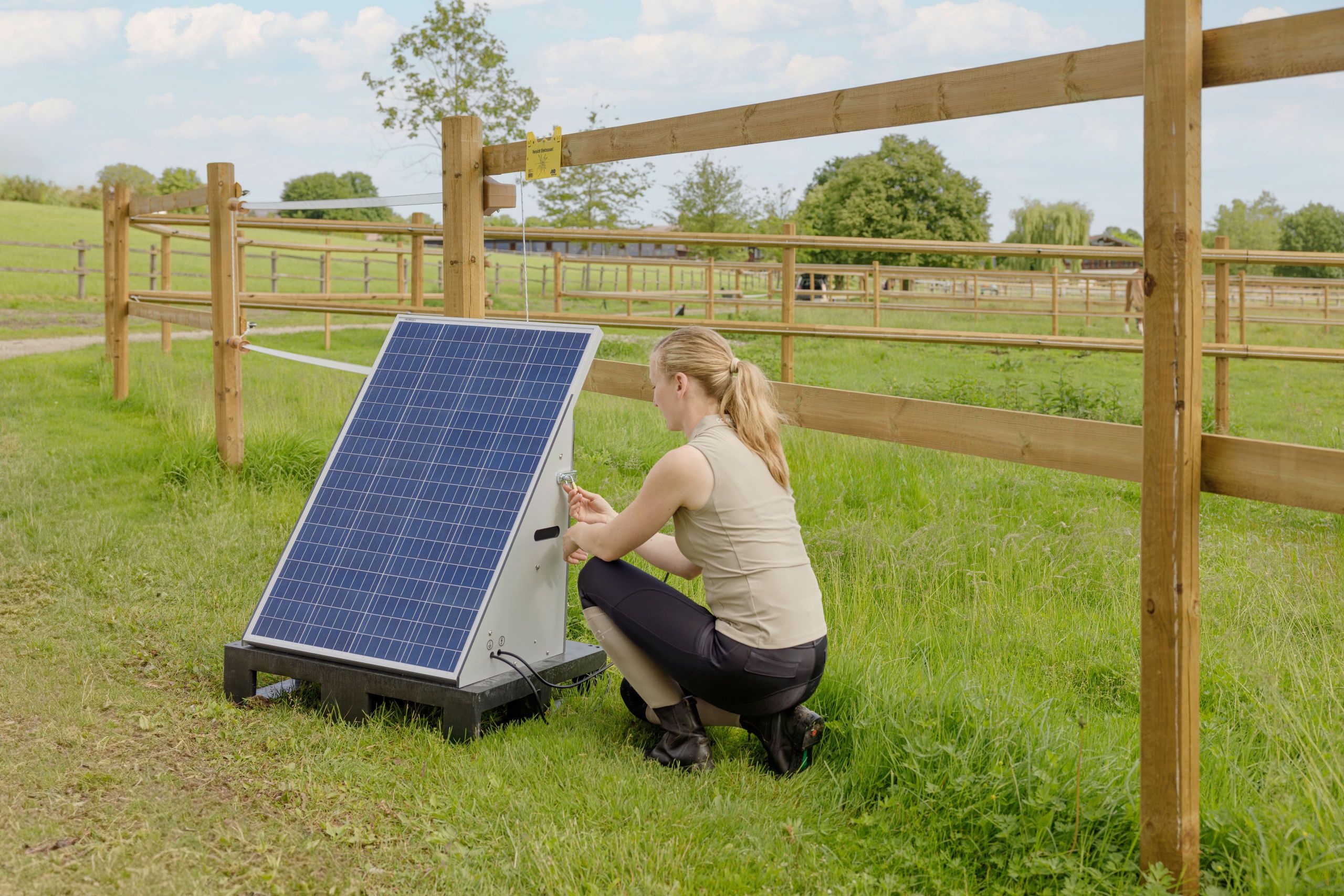 SolarePanel, tragbaresSolarladegerät, Outdoor-Ausrüstung, Zaunlinie, Frau arbeitet