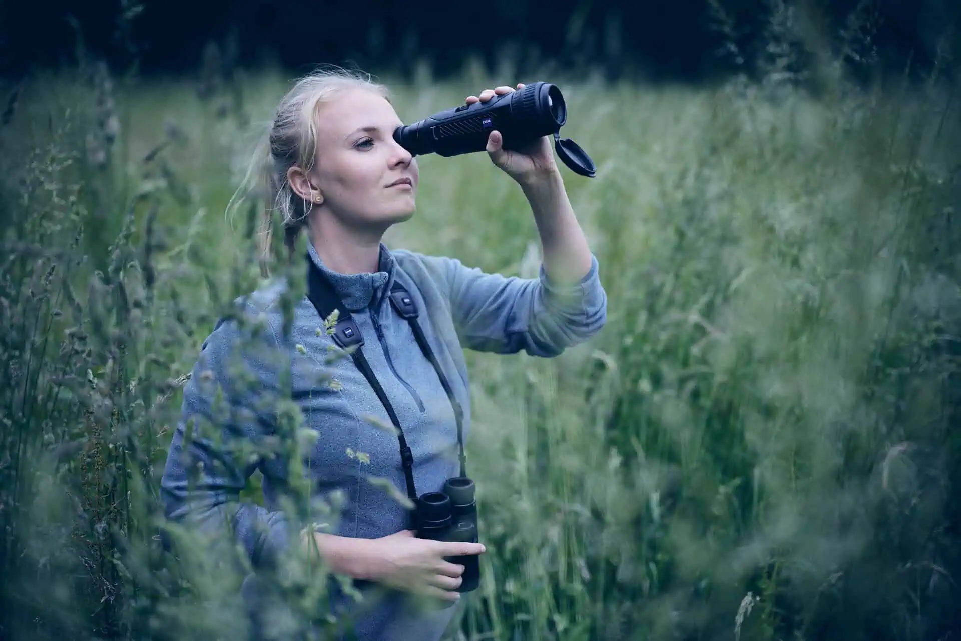 ZEISS DTI 6 Cameră termică pentru vânătoare și observație, în utilizare, în mână