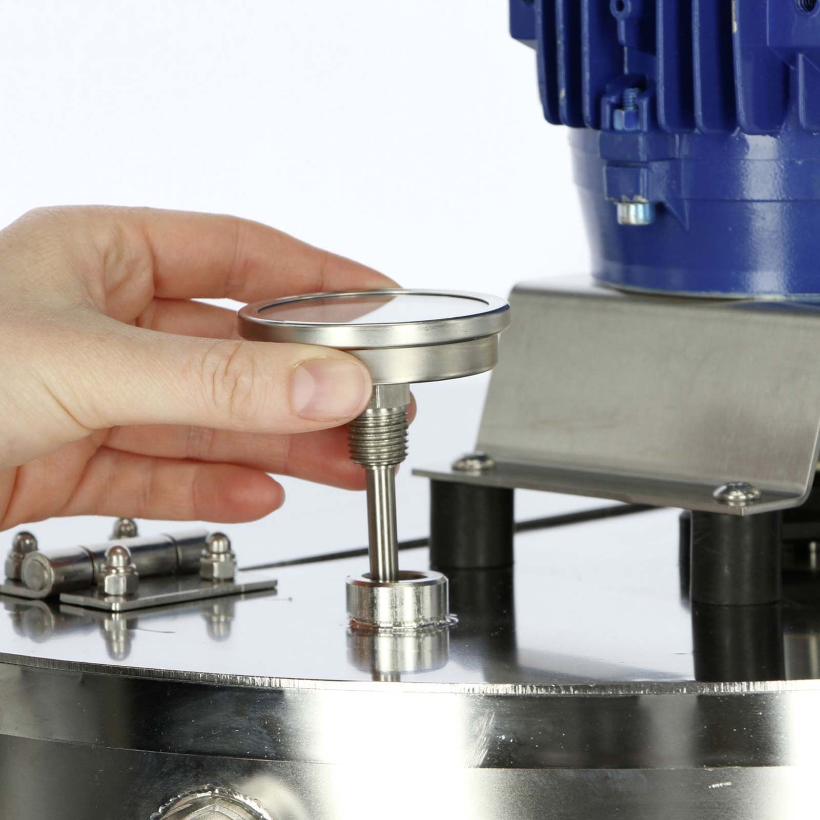 Kerbl Deckel mit Rührwerk für MilkPot 50 Milcherwärmer, Detailansicht, in der Hand