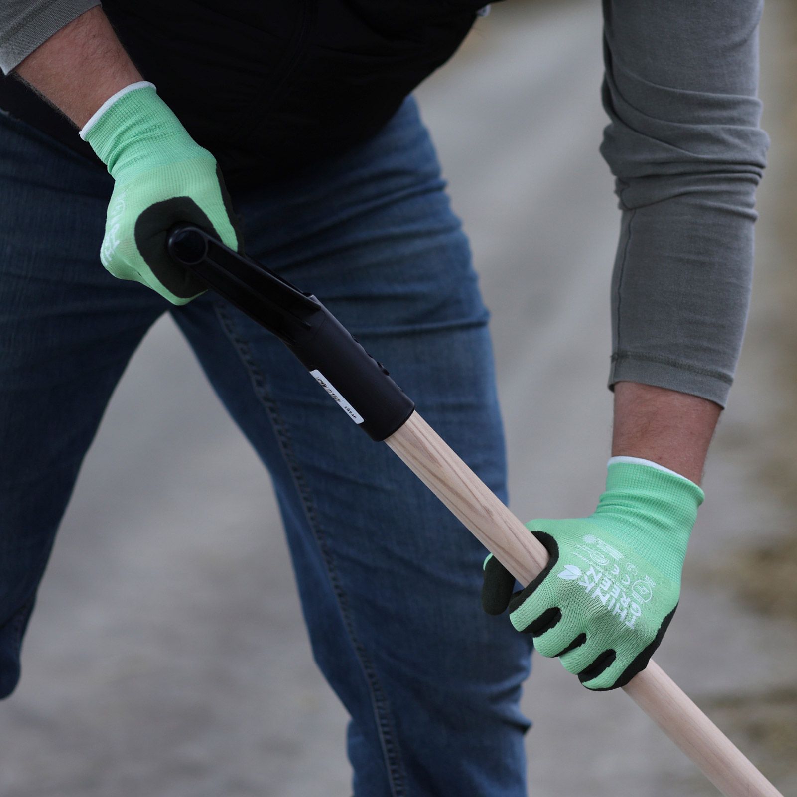 Keron Feinstrickhandschuh THINKGREEN Universal, Recycling-Polyester, im Einsatz, in der Hand