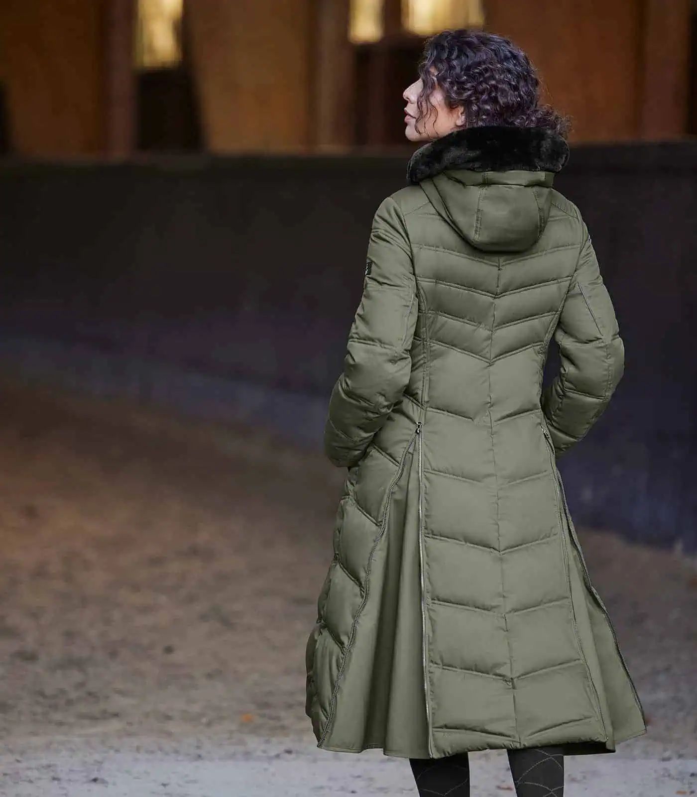 ELT Thermomantel Saphira, Reitmantel mit Kapuze für Damen, im Einsatz, im Stall