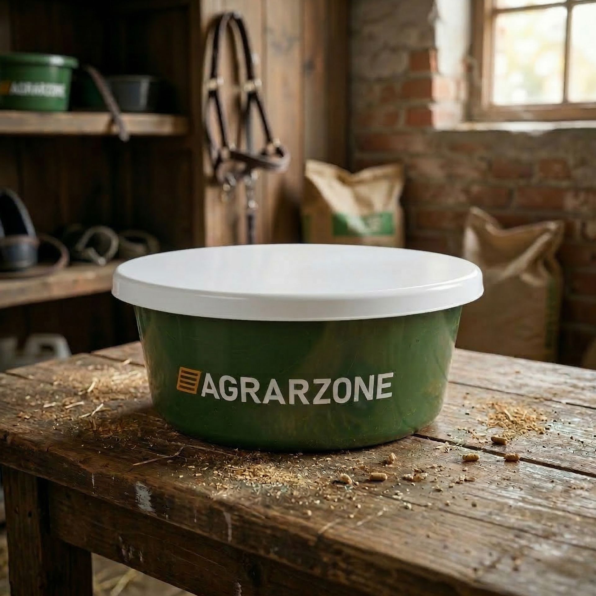Agrarzone Castron pentru alimente cu capac 6 litri, în utilizare, în grajd