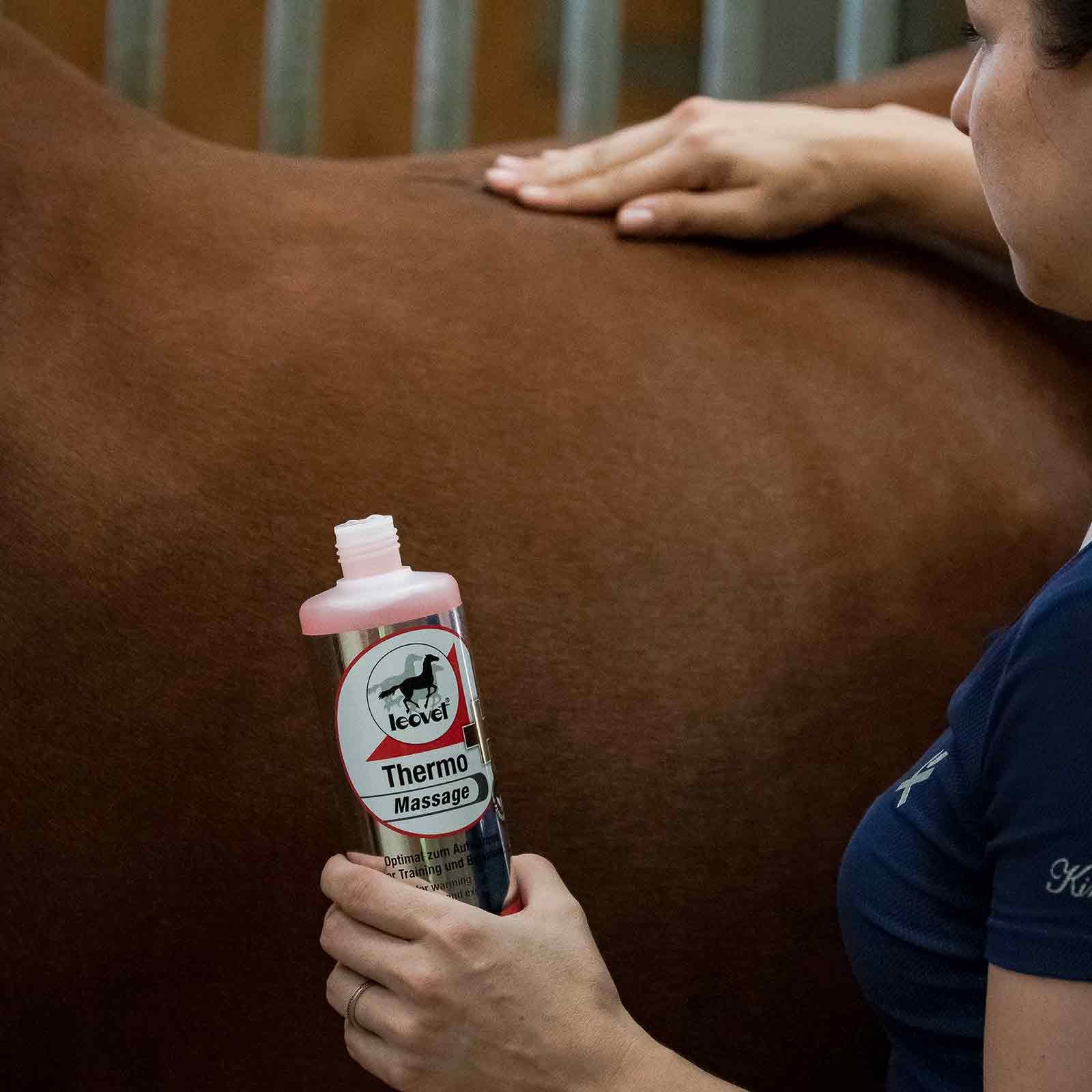 Leovet Thermo-Massage Gél Lovaknak, melegítő és vérkeringést fokozó, 500 ml, használat közben, az istállóban